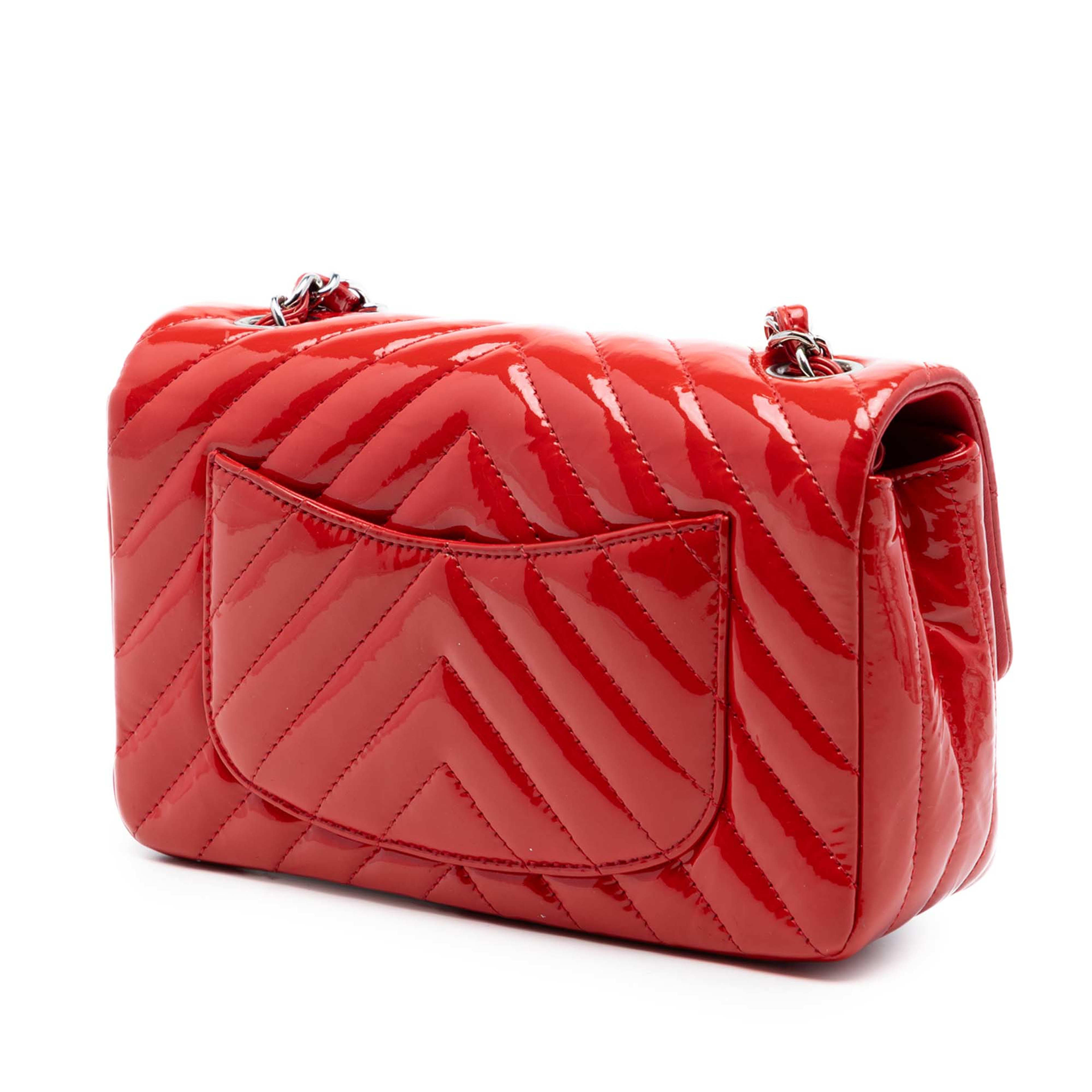 Chanel Mini Rectangular Classic Chevron Patent Single Flap, från Luxclusif, i färgen red. Klicka för att öppna bilden i stort format