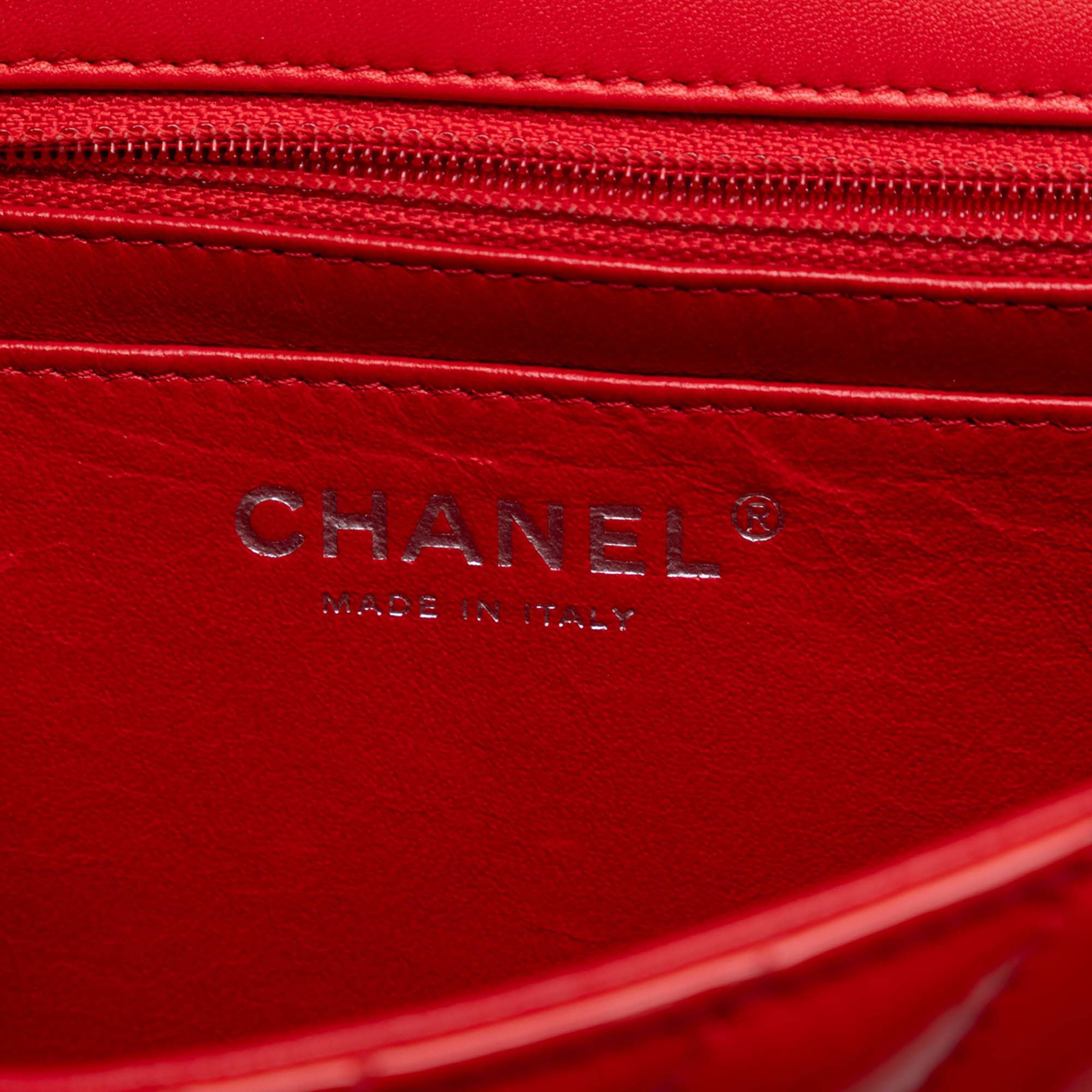 Chanel Mini Rectangular Classic Chevron Patent Single Flap, från Luxclusif, i färgen red. Klicka för att öppna bilden i stort format