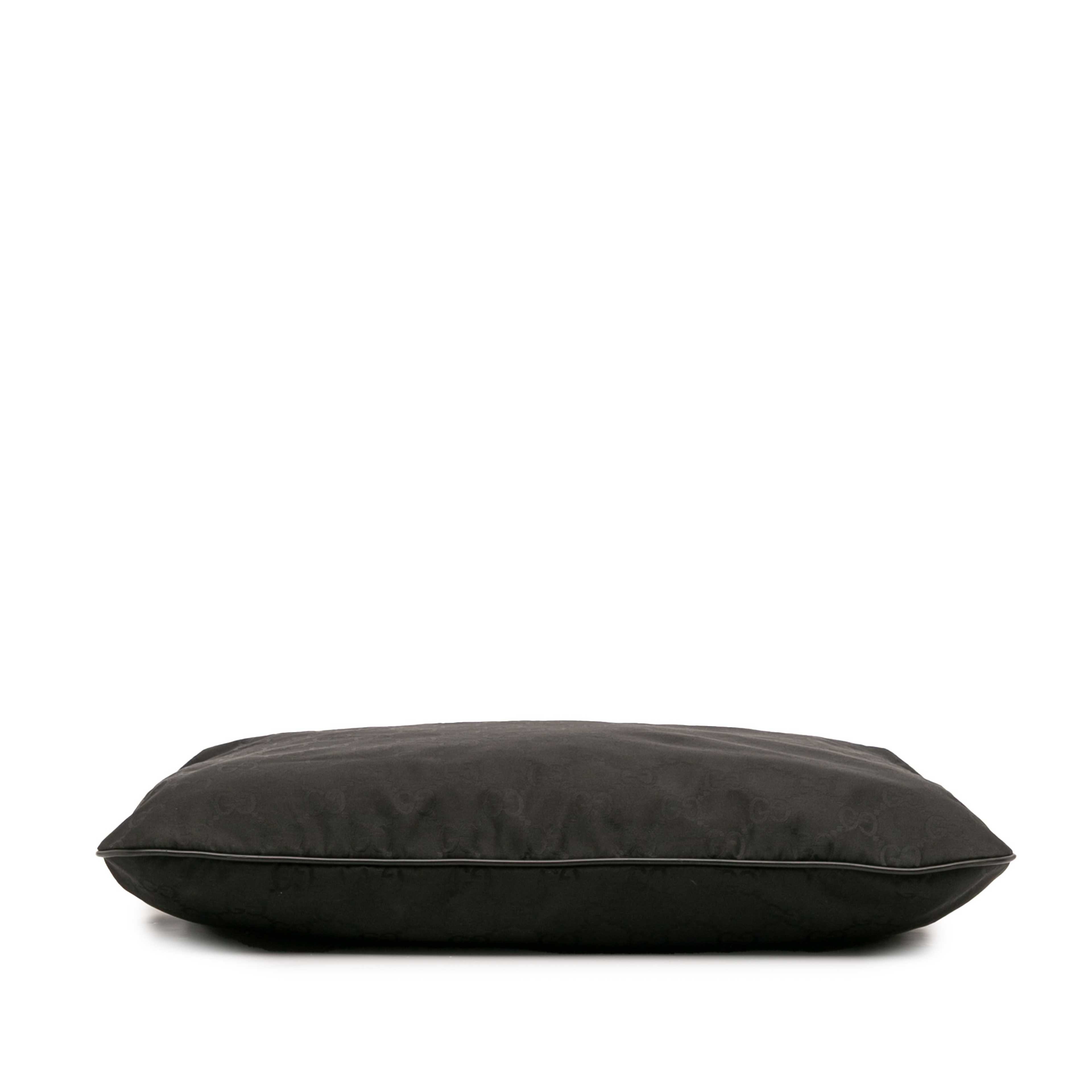 Gucci Gg Nylon Crossbody, från Luxclusif, i färgen black. Klicka för att öppna bilden i stort format