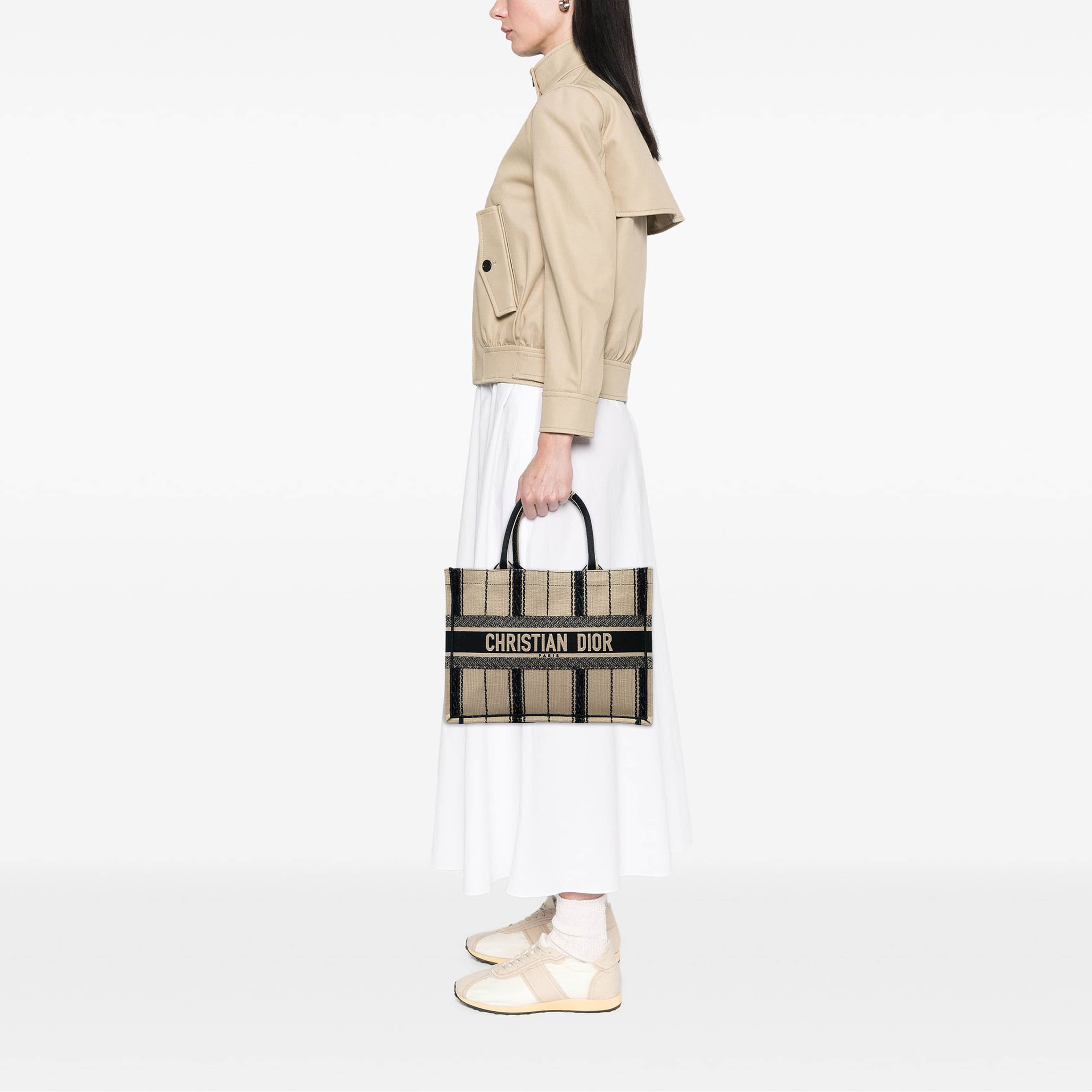 Dior Medium Embroidered Canvas Bayadere Book Tote, från Luxclusif, i färgen beige. Klicka för att öppna bilden i stort format