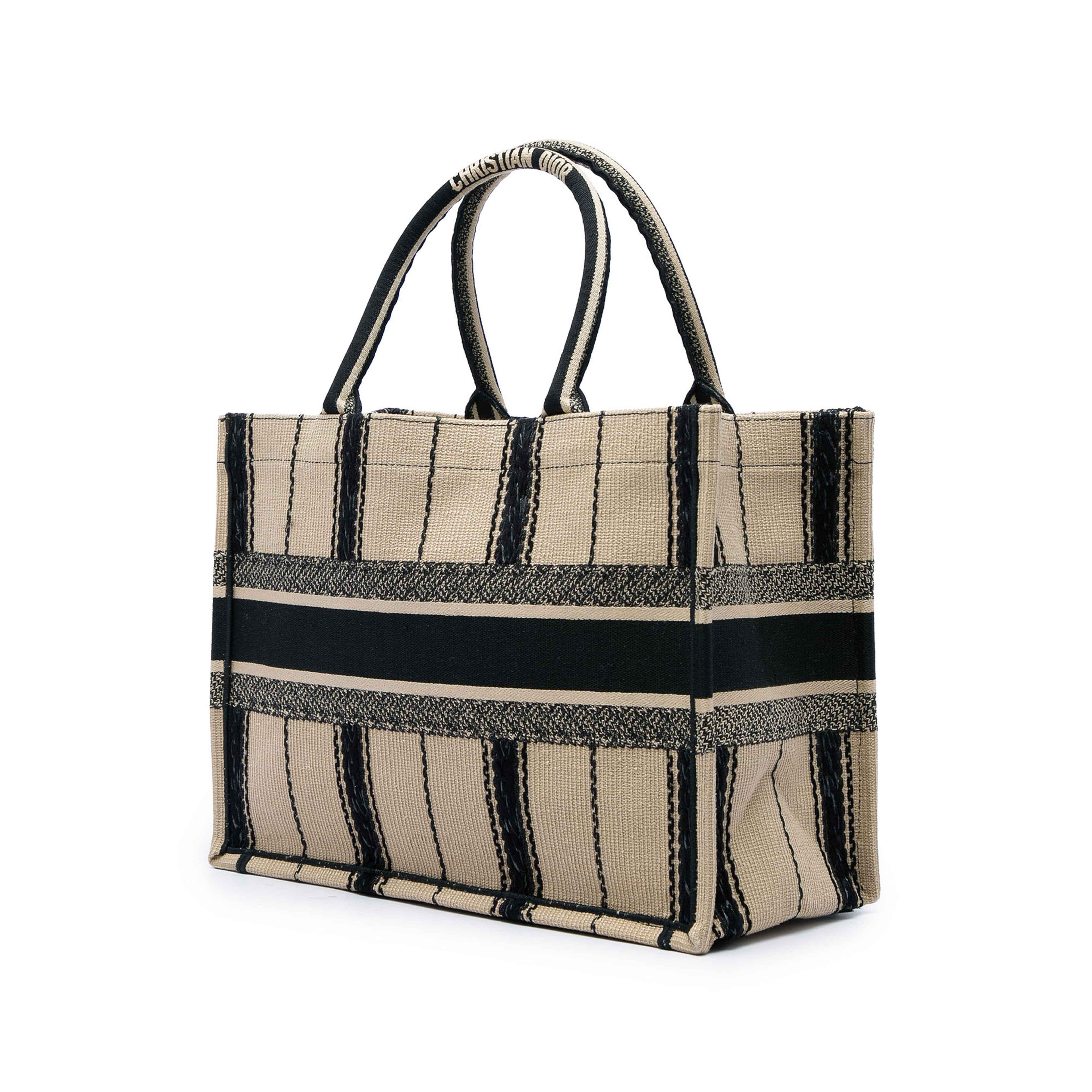 Dior Medium Embroidered Canvas Bayadere Book Tote, från Luxclusif, i färgen beige. Klicka för att öppna bilden i stort format