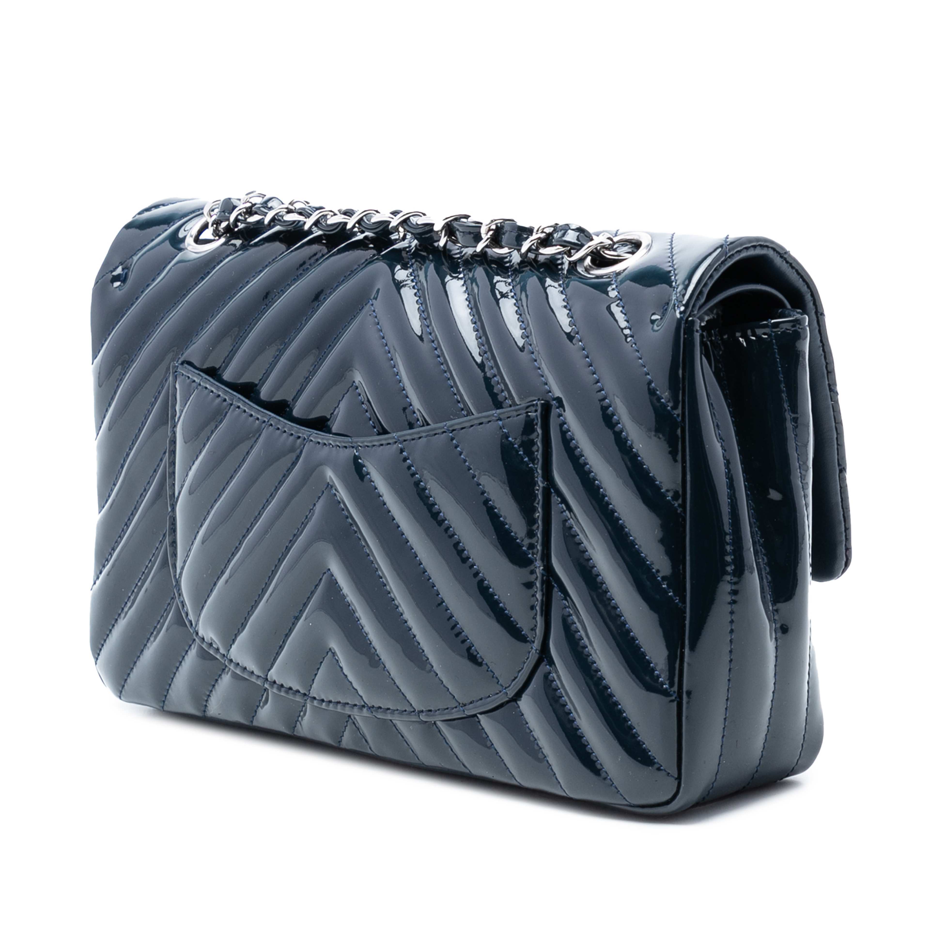 Chanel Medium Classic Chevron Patent Double Flap, från Luxclusif, i färgen navy. Klicka för att öppna bilden i stort format