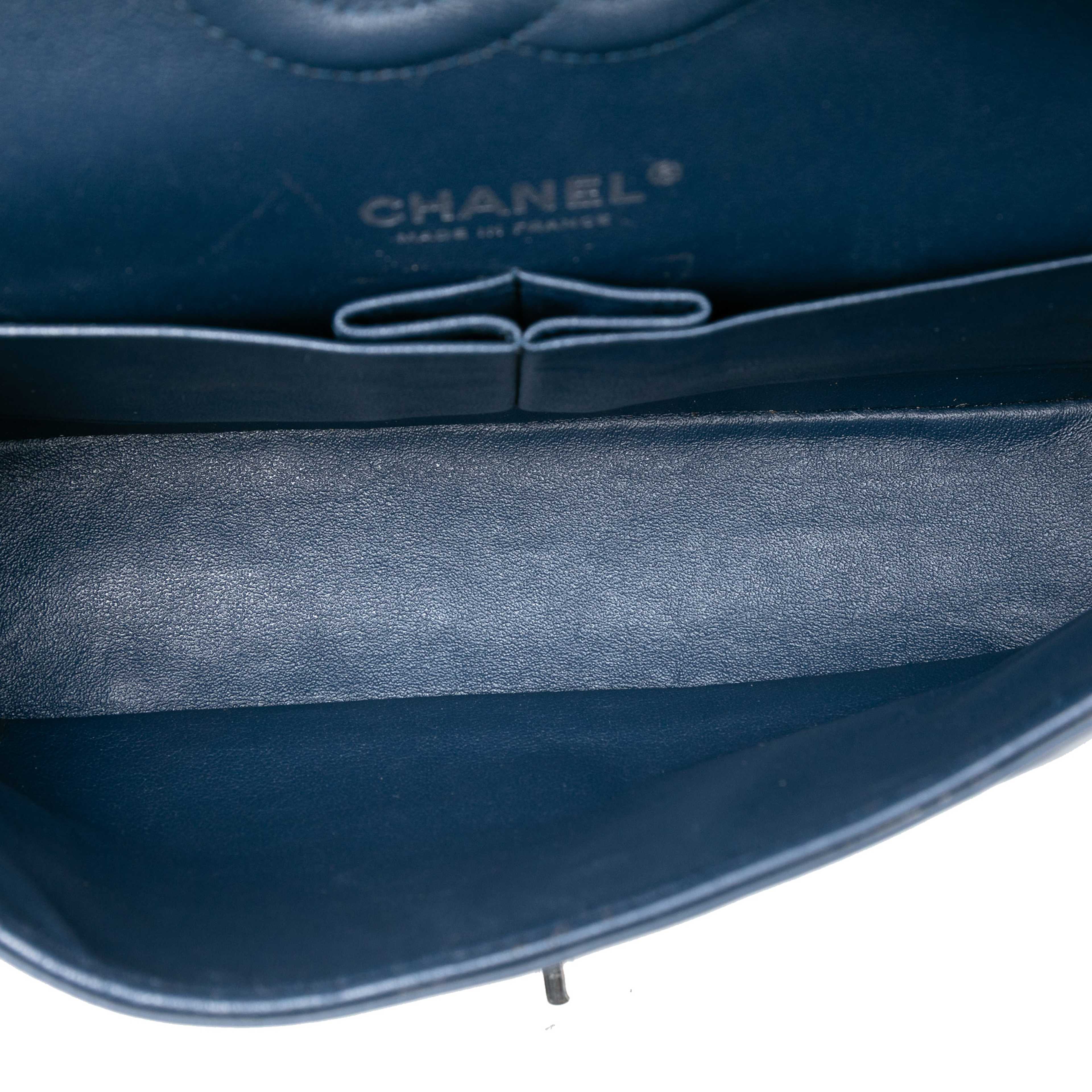 Chanel Medium Classic Chevron Patent Double Flap, från Luxclusif, i färgen navy. Klicka för att öppna bilden i stort format