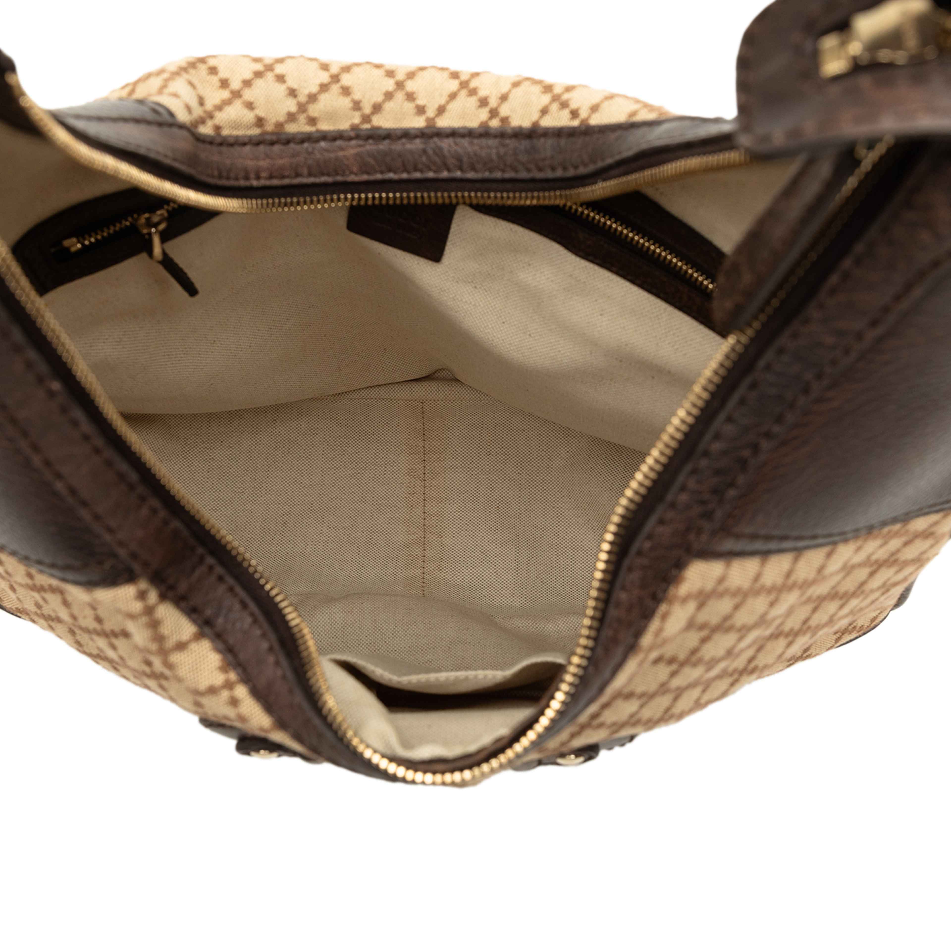 Gucci Diamante Canvas Catherine Shoulder Bag, från Luxclusif, i färgen beige. Klicka för att öppna bilden i stort format
