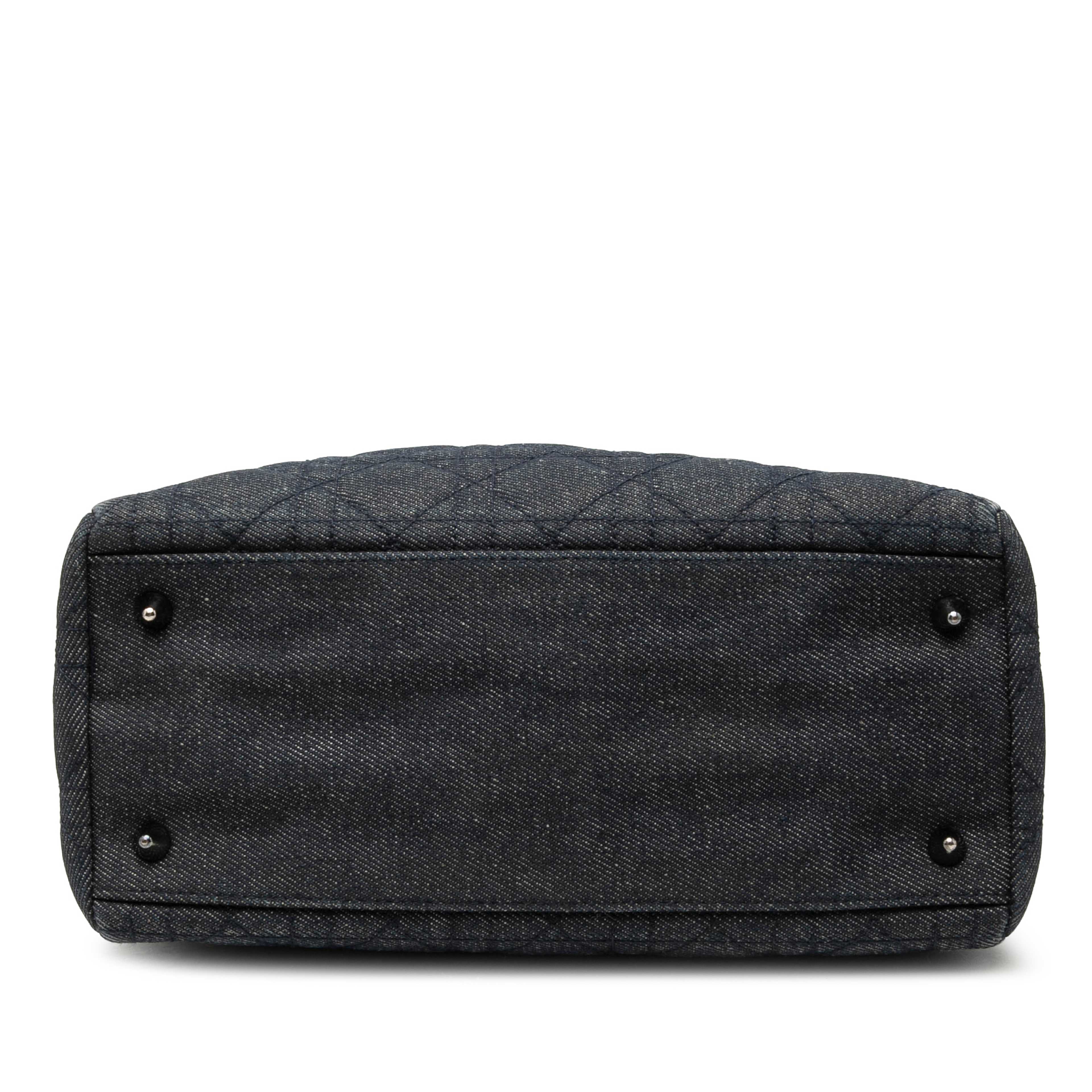 Dior Medium Denim Cannage Lady Dior, från Luxclusif, i färgen navy. Klicka för att öppna bilden i stort format