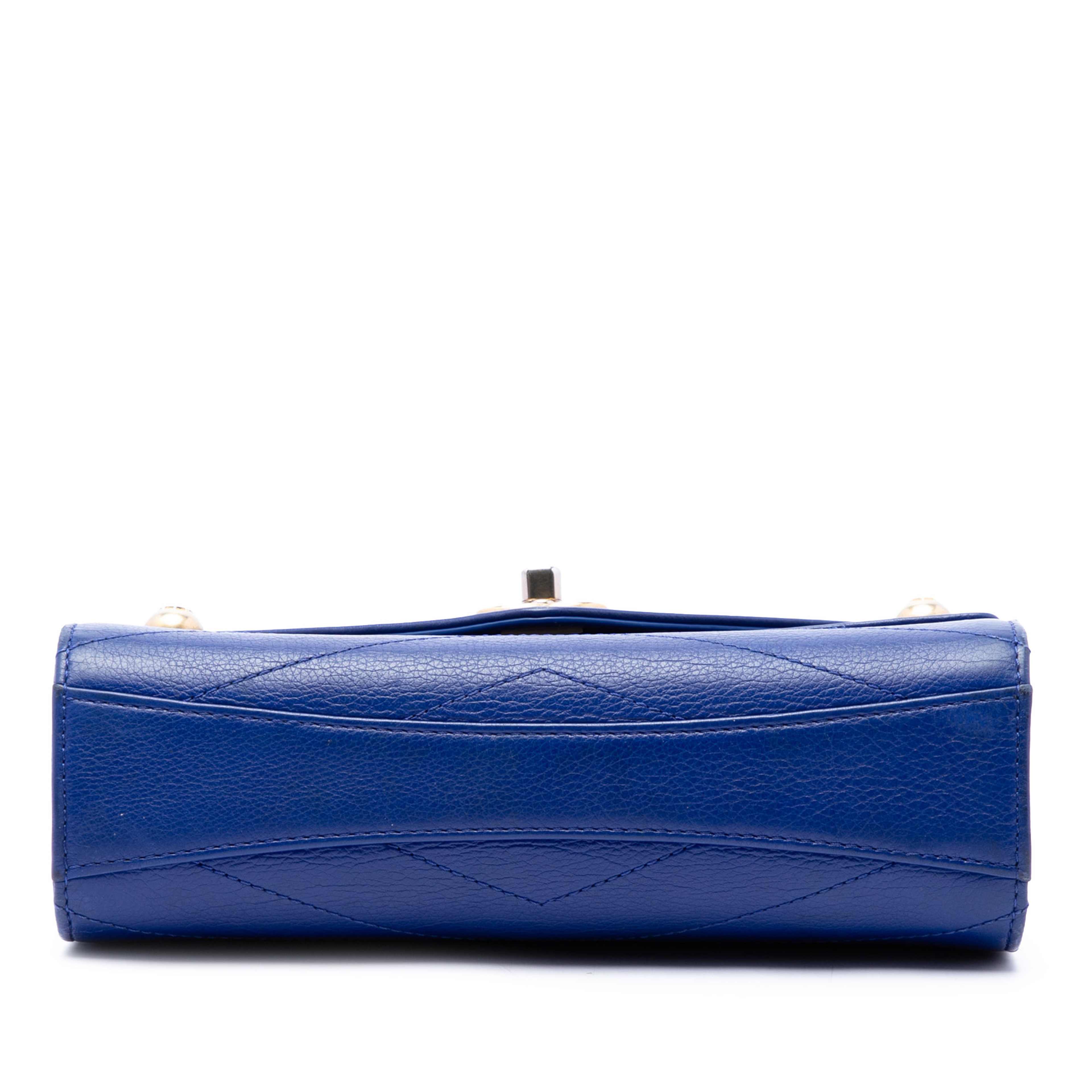 Chanel Small Studded Chevron Calfskin Envelope Double Flap, från Luxclusif, i färgen blå. Klicka för att öppna bilden i stort format