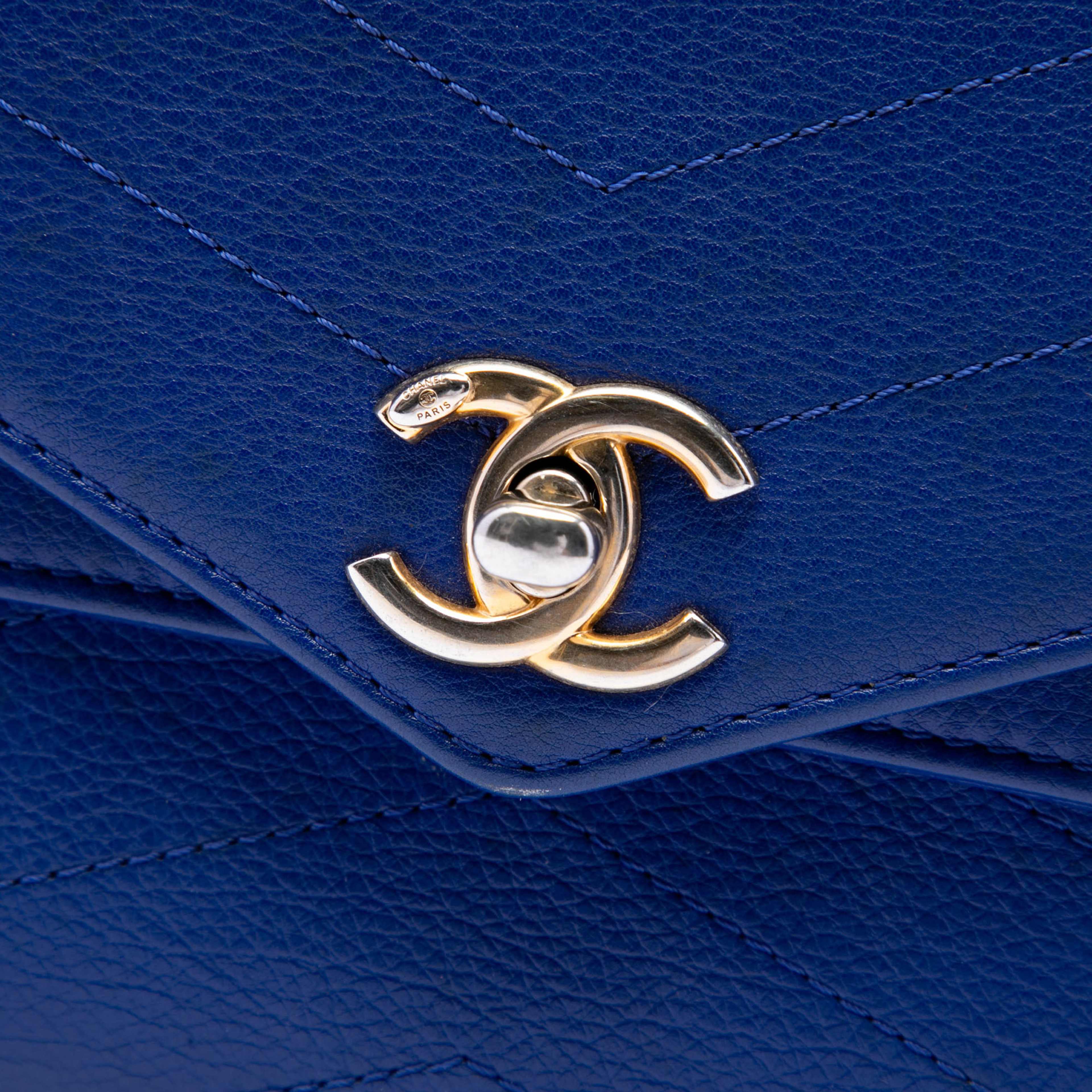 Chanel Small Studded Chevron Calfskin Envelope Double Flap, från Luxclusif, i färgen blå. Klicka för att öppna bilden i stort format