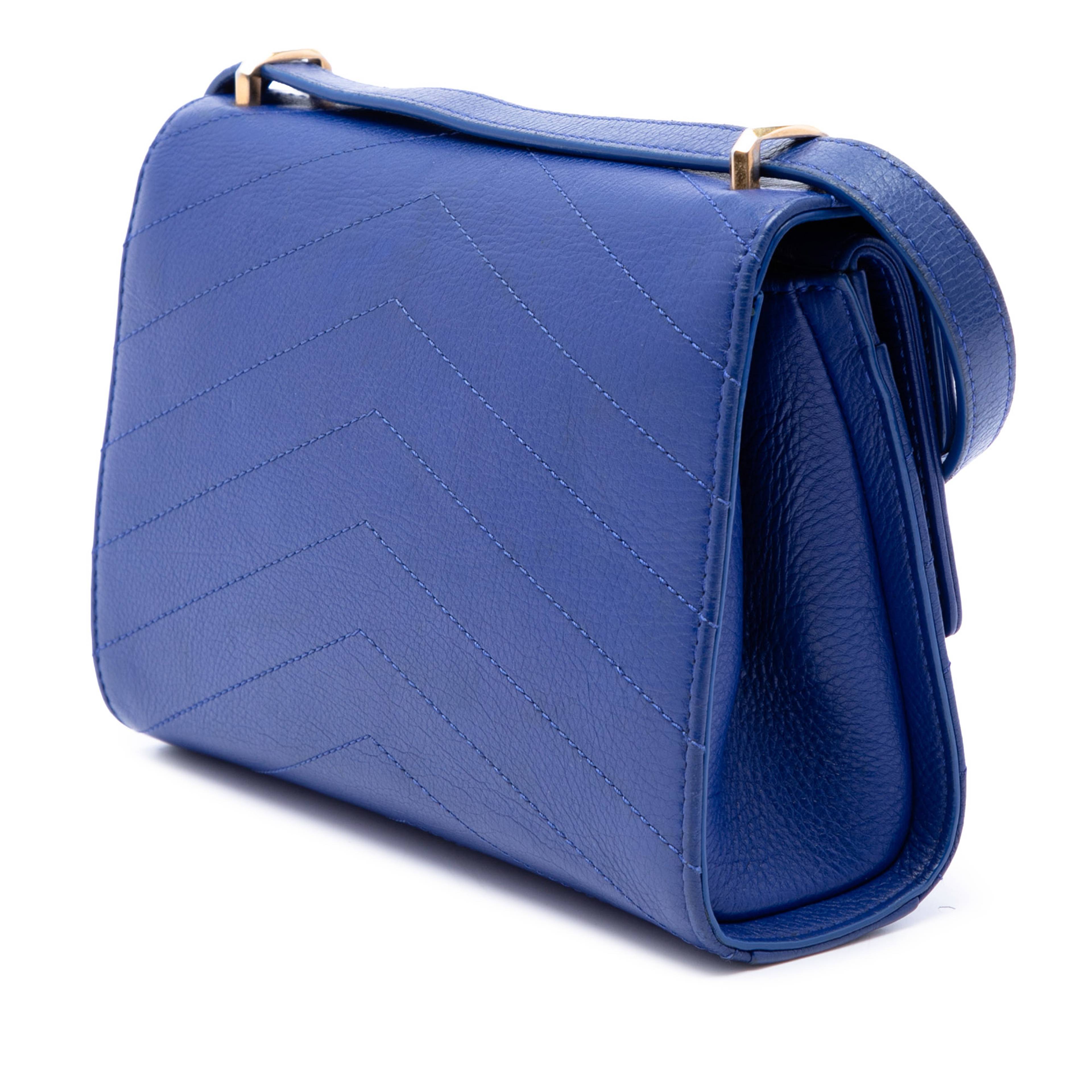 Chanel Small Studded Chevron Calfskin Envelope Double Flap, från Luxclusif, i färgen blå. Klicka för att öppna bilden i stort format