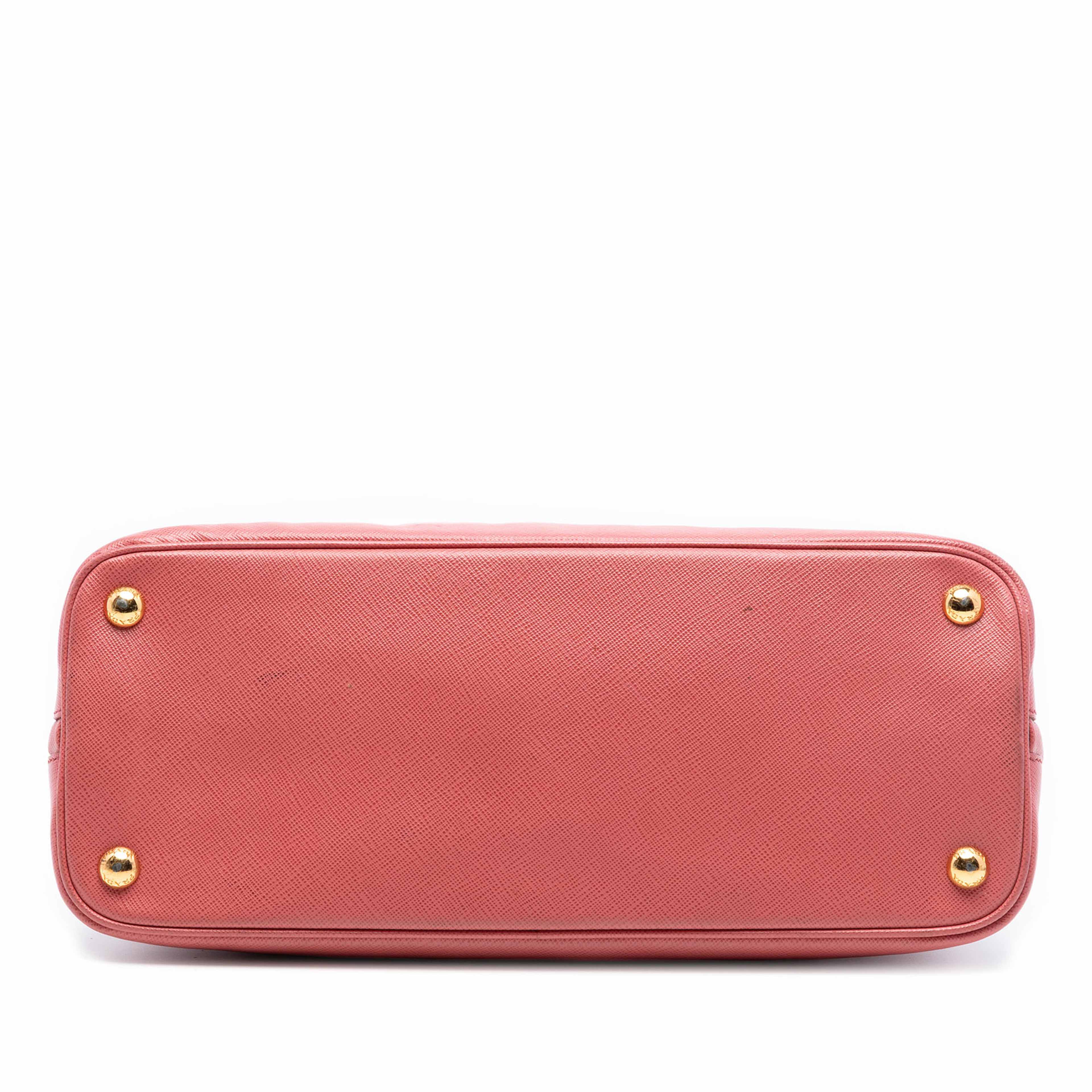 Prada Medium Saffiano Lux Promenade Satchel, från Luxclusif, i färgen rosa. Klicka för att öppna bilden i stort format