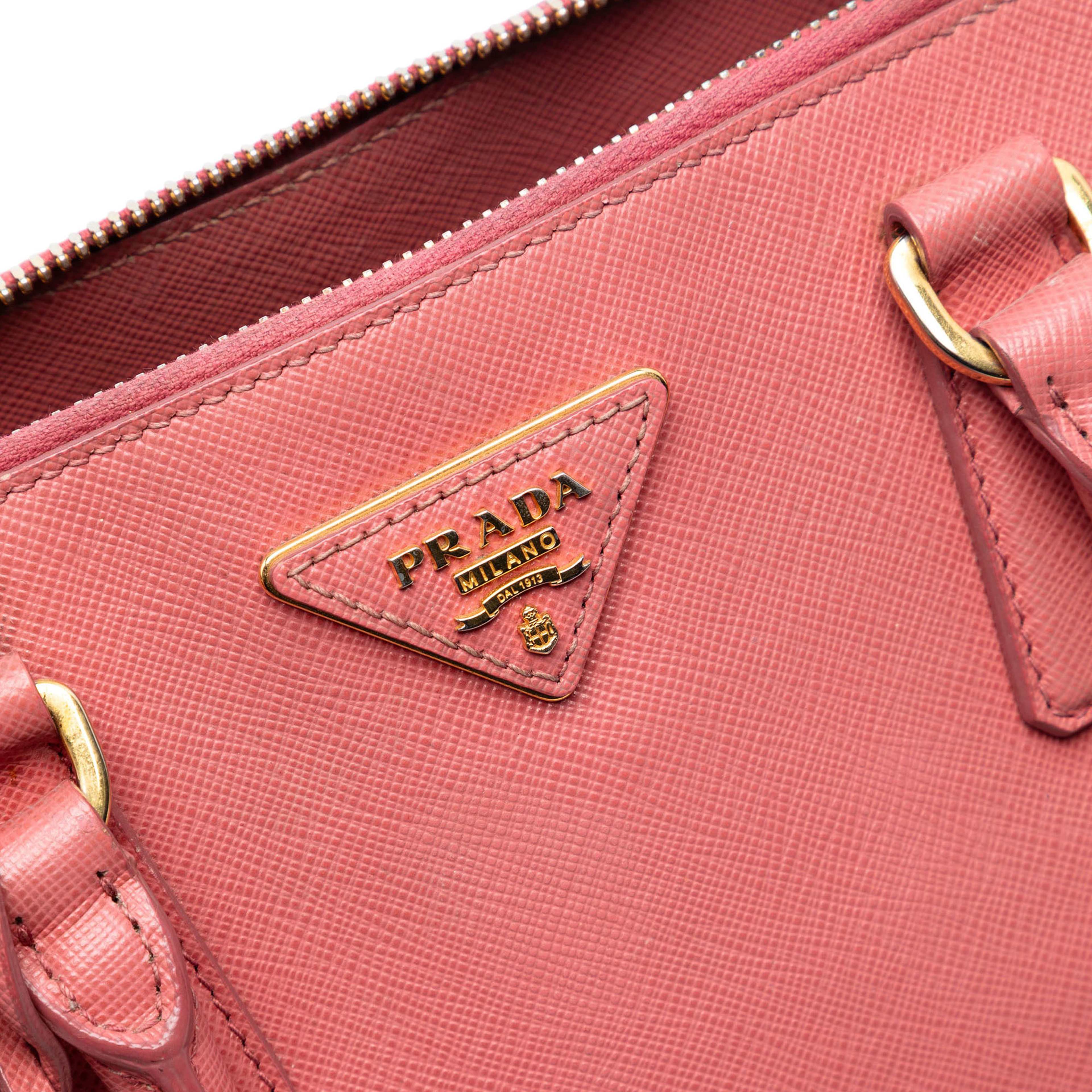 Prada Medium Saffiano Lux Promenade Satchel, från Luxclusif, i färgen pink. Klicka för att öppna bilden i stort format