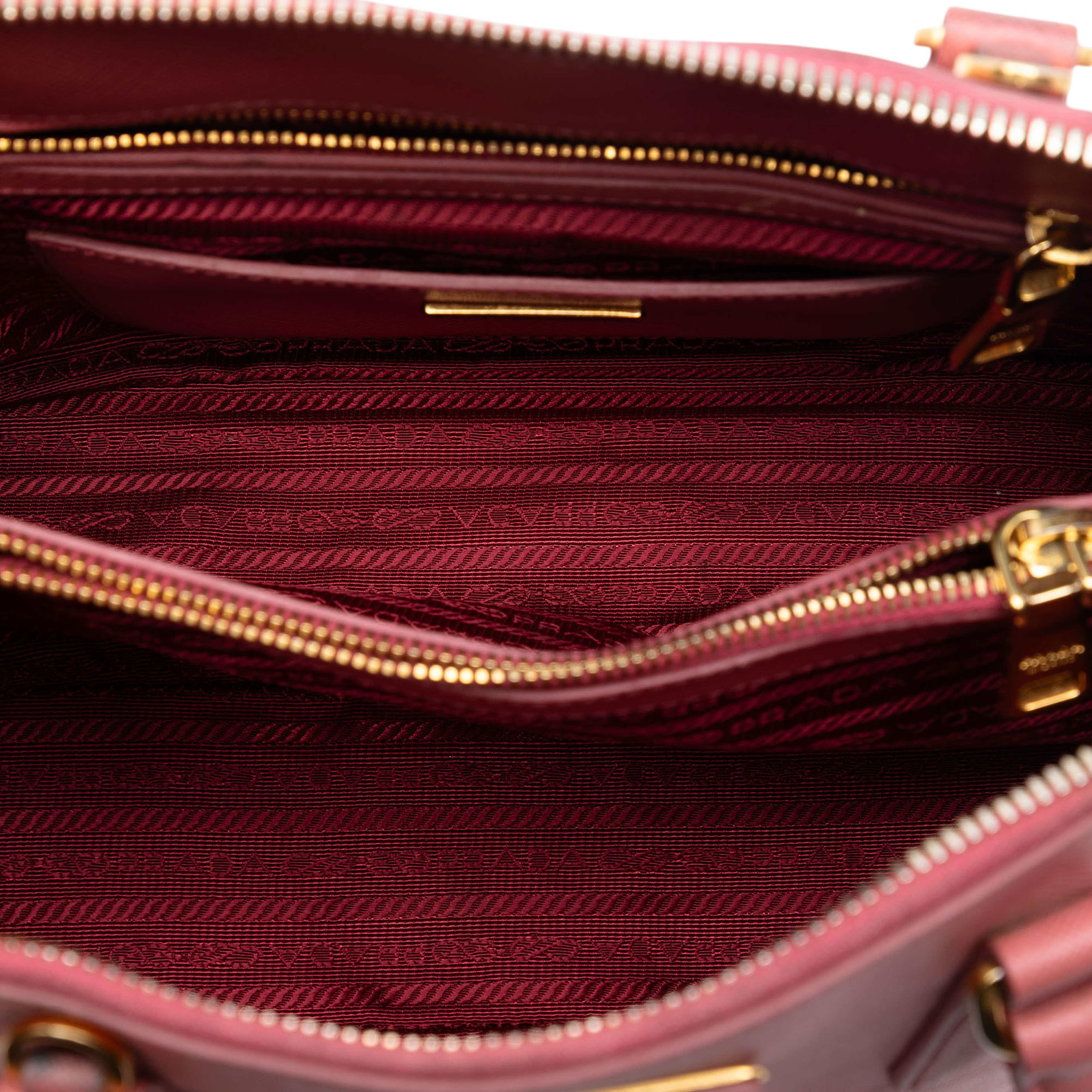 Prada Medium Saffiano Lux Promenade Satchel, från Luxclusif, i färgen pink. Klicka för att öppna bilden i stort format
