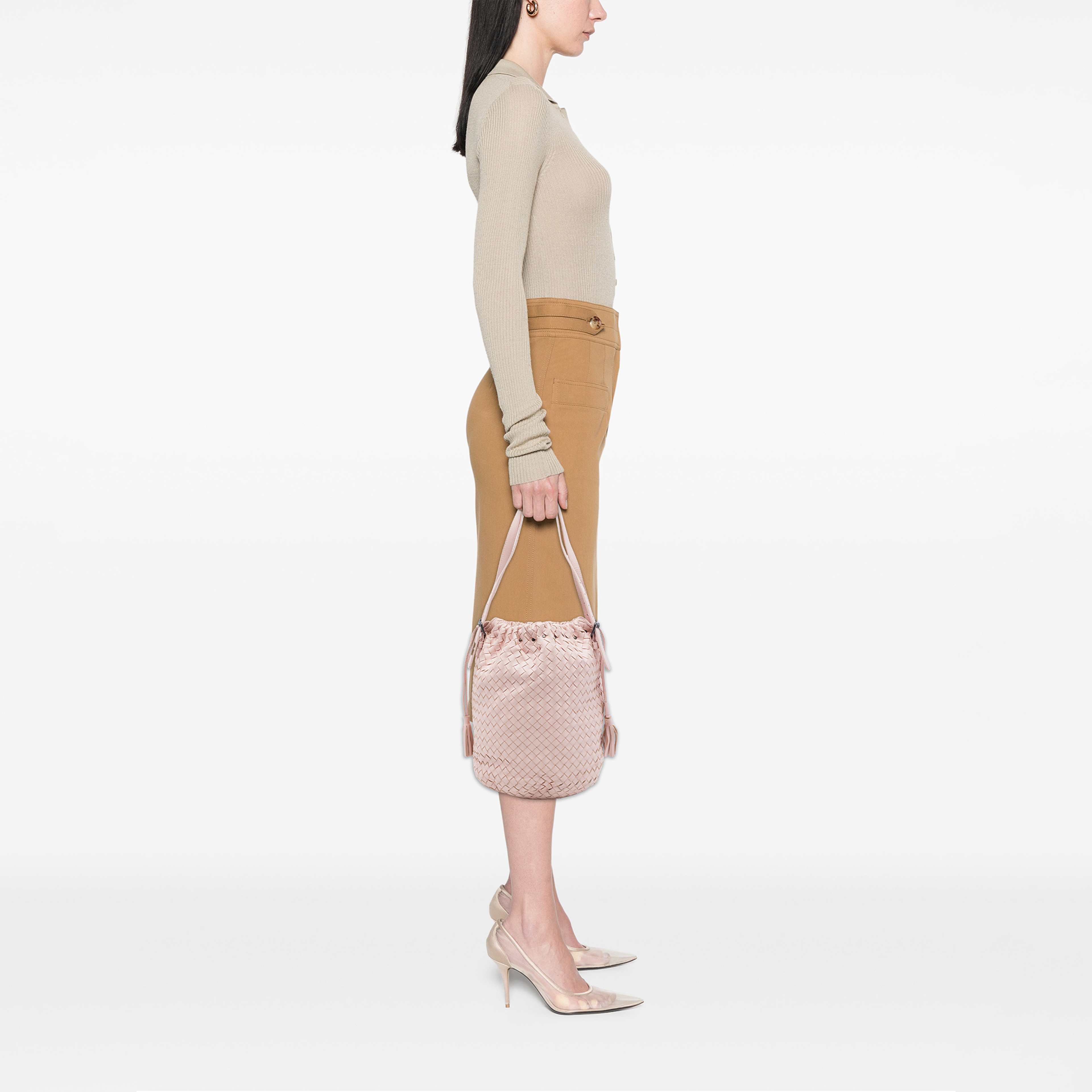 Bottega Veneta Nappa Intrecciato Drawstring Bucket Bag, från Luxclusif, i färgen rosa. Klicka för att öppna bilden i stort format