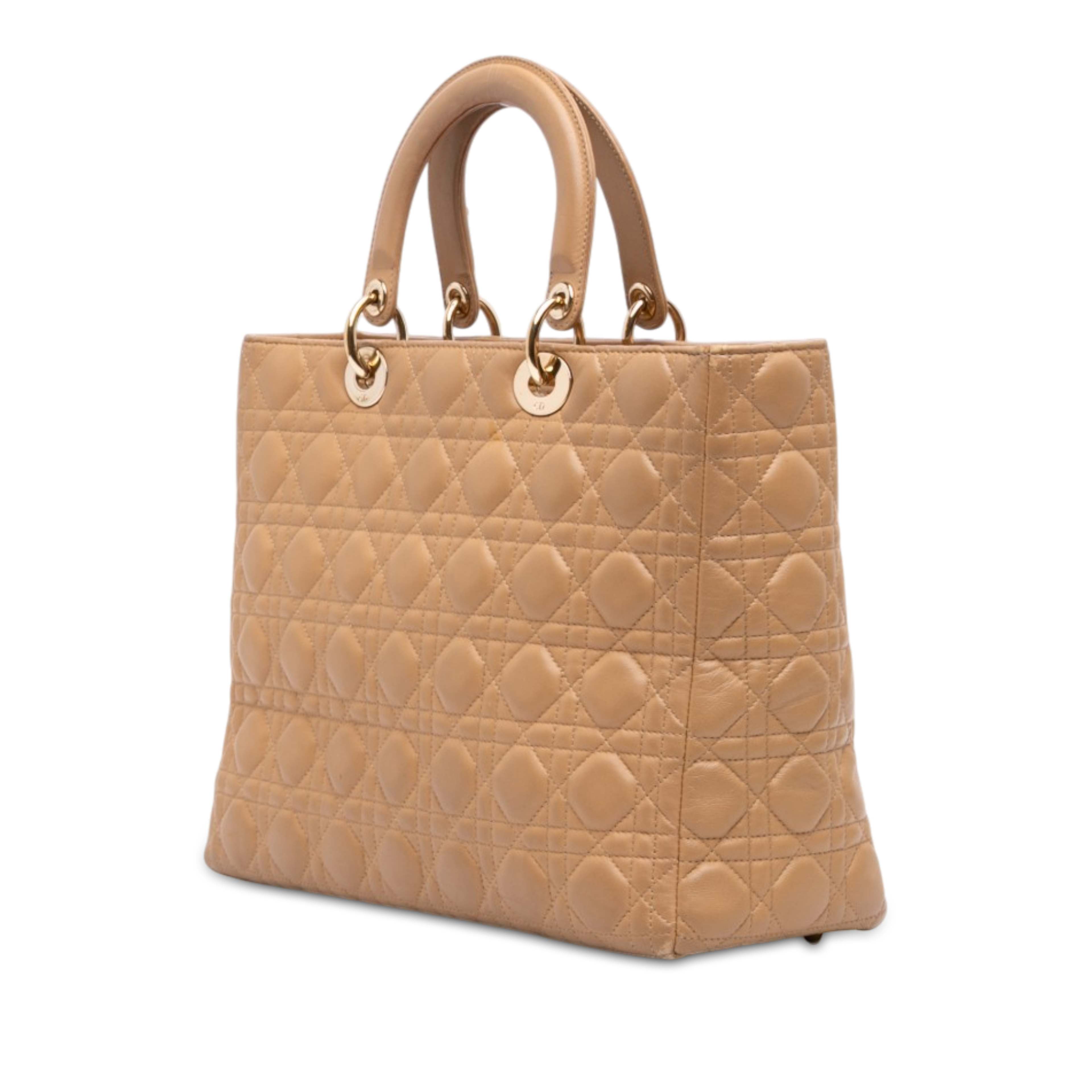 Dior Large Lambskin Cannage Lady Dior, från Luxclusif, i färgen beige. Klicka för att öppna bilden i stort format