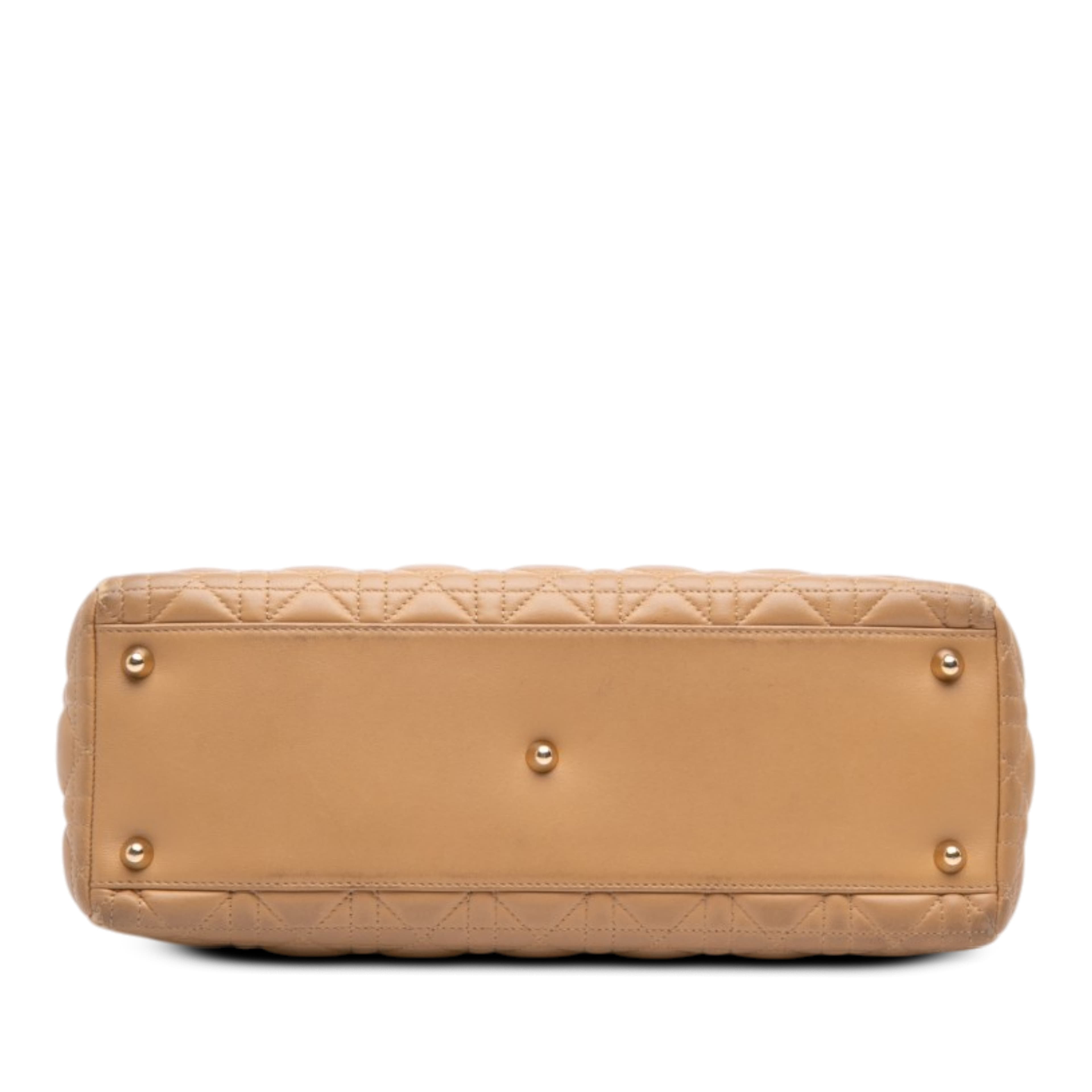 Dior Large Lambskin Cannage Lady Dior, från Luxclusif, i färgen beige. Klicka för att öppna bilden i stort format