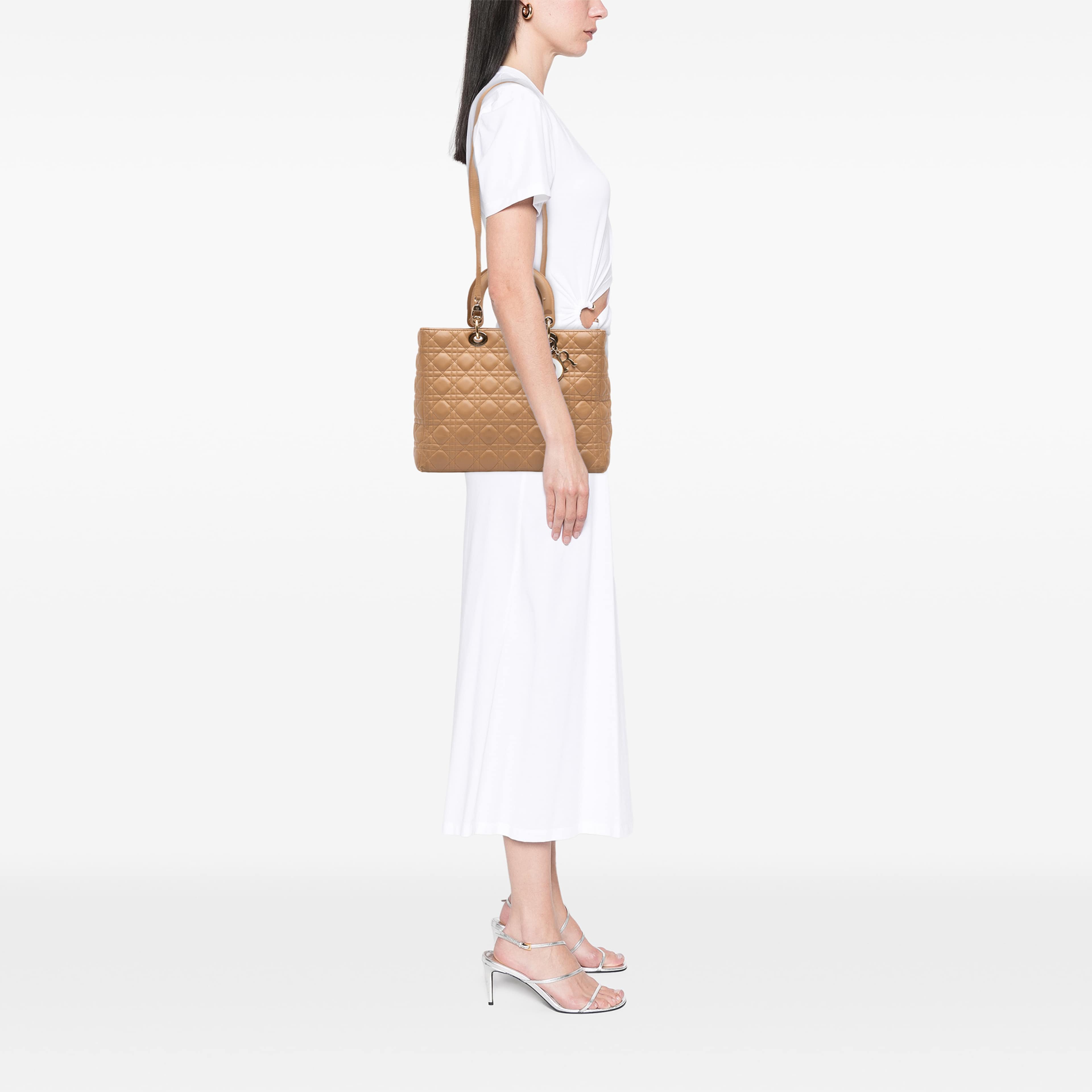 Dior Large Lambskin Cannage Lady Dior, från Luxclusif, i färgen beige. Klicka för att öppna bilden i stort format