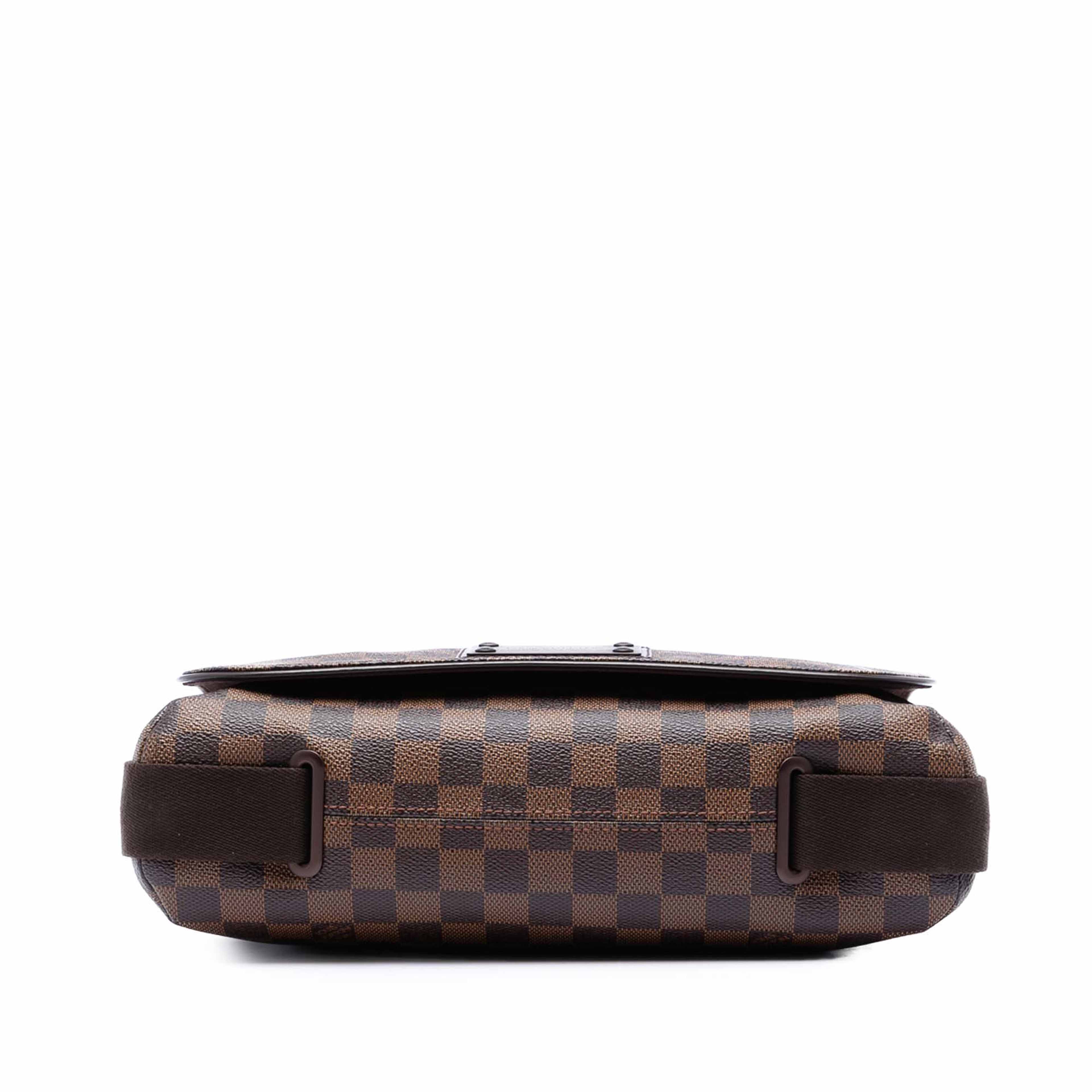 Louis Vuitton Damier Ebene Brooklyn Mm, från Luxclusif, i färgen brown. Klicka för att öppna bilden i stort format