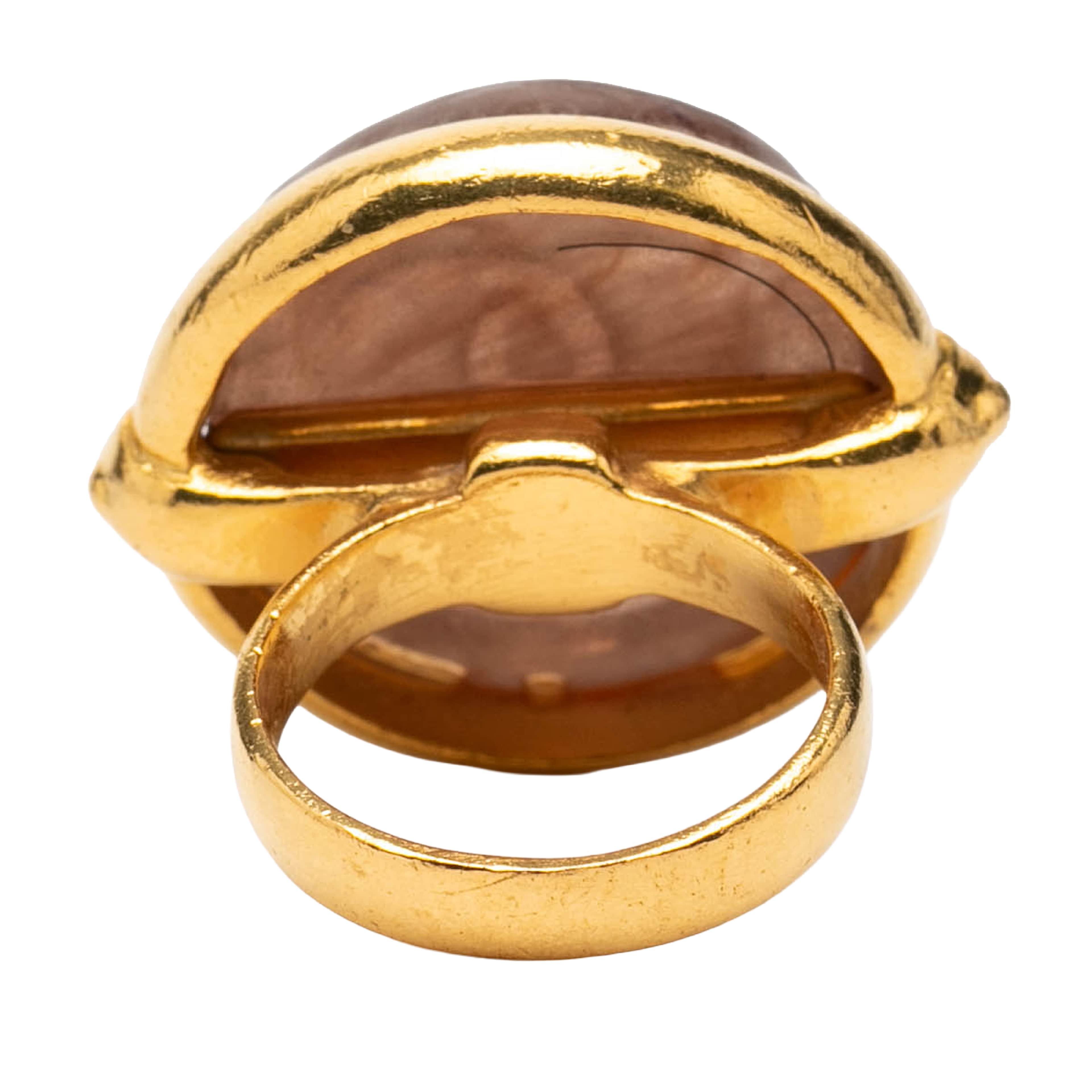 Chanel Cc Gold Plated And Glass Round Ring, från Luxclusif, i färgen brun. Klicka för att öppna bilden i stort format