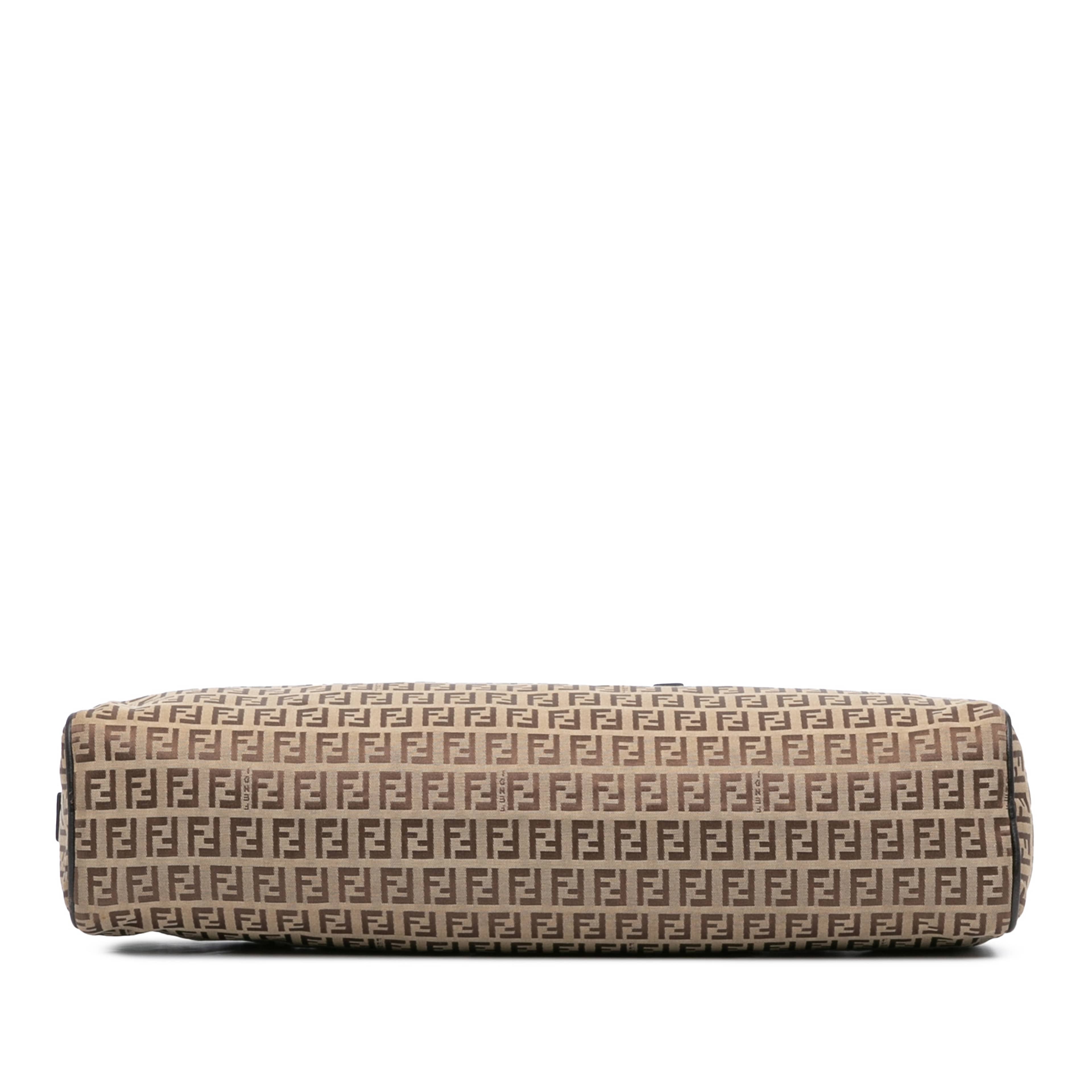 Fendi Zucchino Canvas Handbag, från Luxclusif, i färgen beige. Klicka för att öppna bilden i stort format