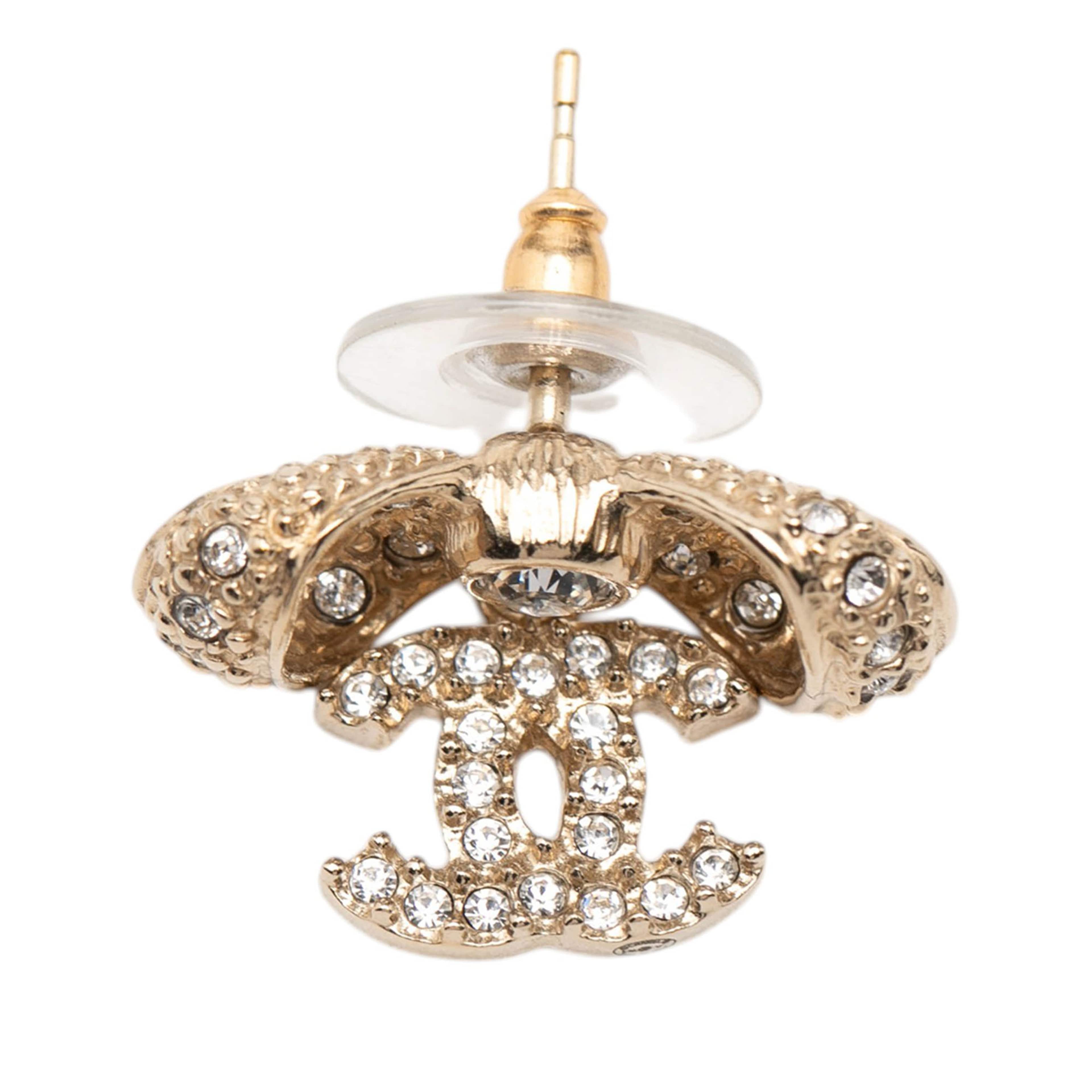 Chanel Gold Plated Rhinestones Cc Bow Earings, från Luxclusif, i färgen gold. Klicka för att öppna bilden i stort format