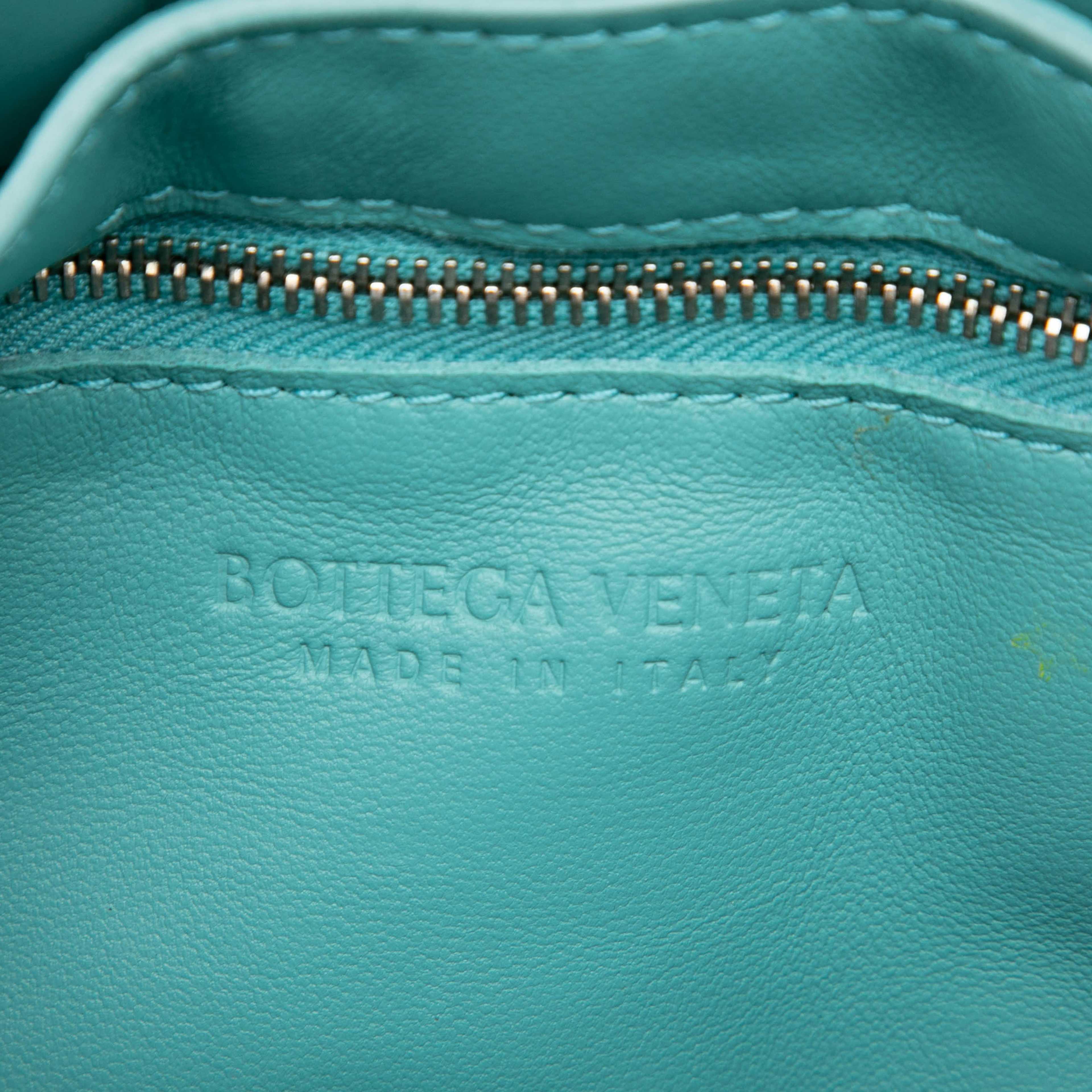 Bottega Veneta Nappa Intrecciato Padded Cassette Crossbody, från Luxclusif, i färgen turquoise. Klicka för att öppna bilden i stort format