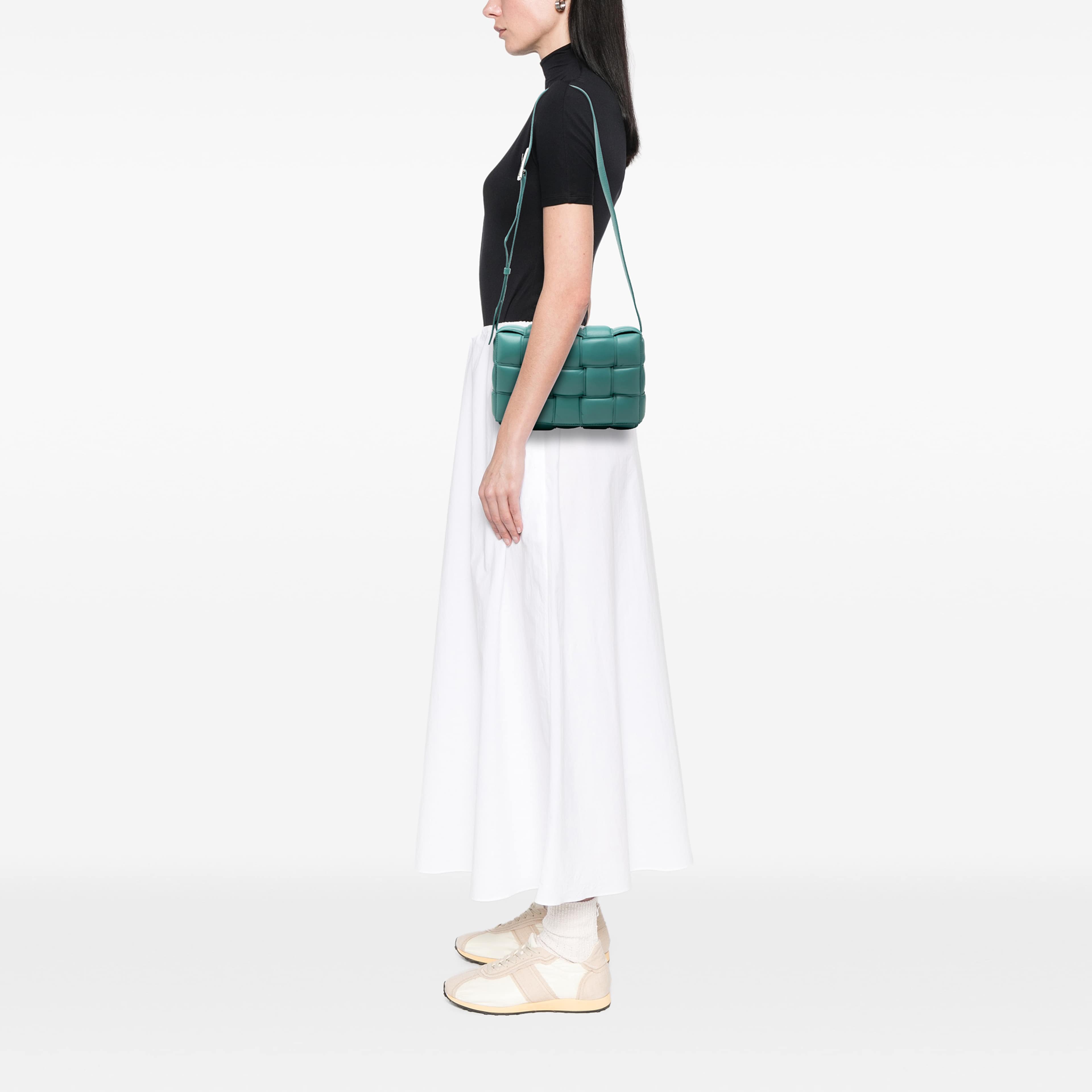 Bottega Veneta Nappa Intrecciato Padded Cassette Crossbody, från Luxclusif, i färgen blå. Klicka för att öppna bilden i stort format