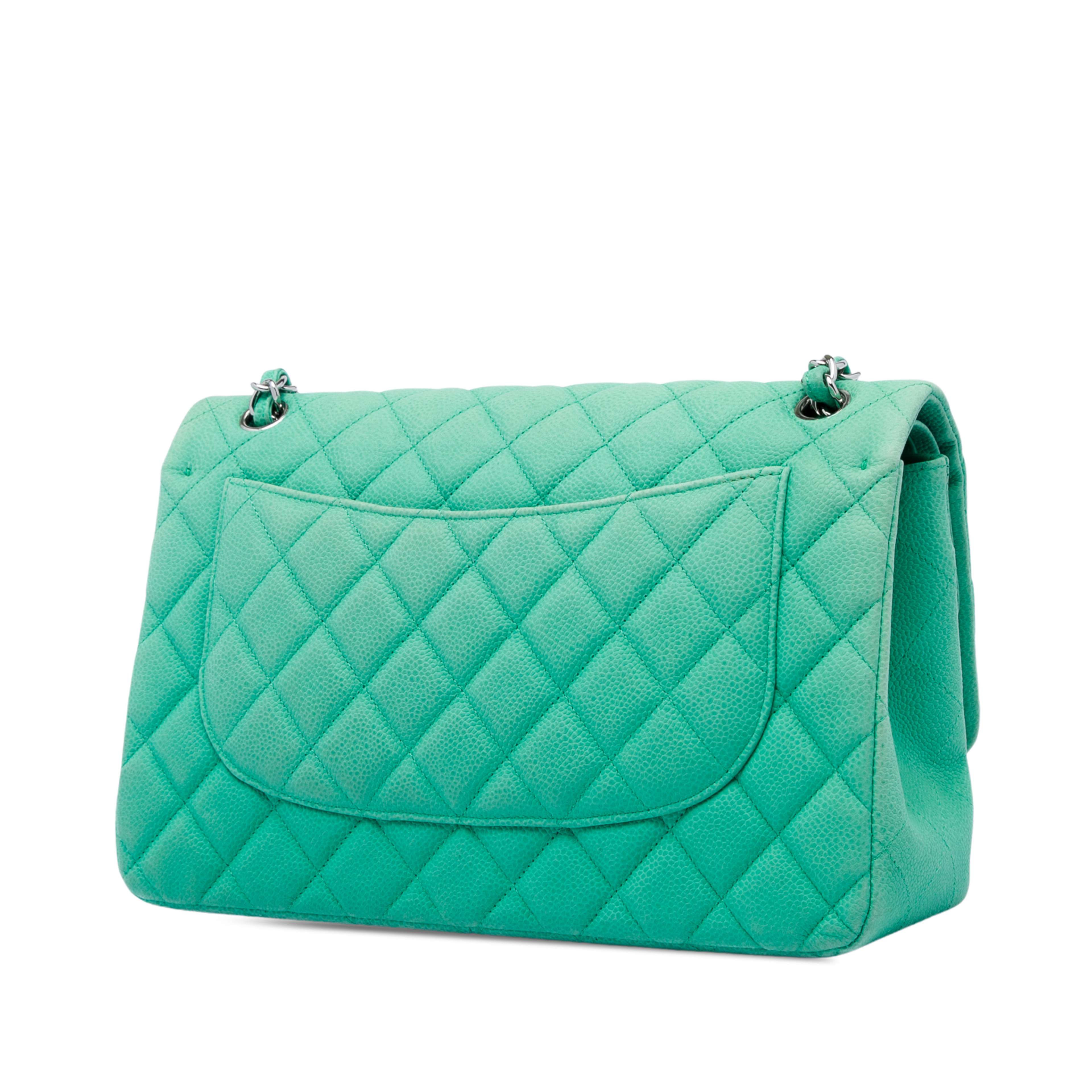 Chanel Jumbo Classic Caviar Double Flap, från Luxclusif, i färgen grön. Klicka för att öppna bilden i stort format