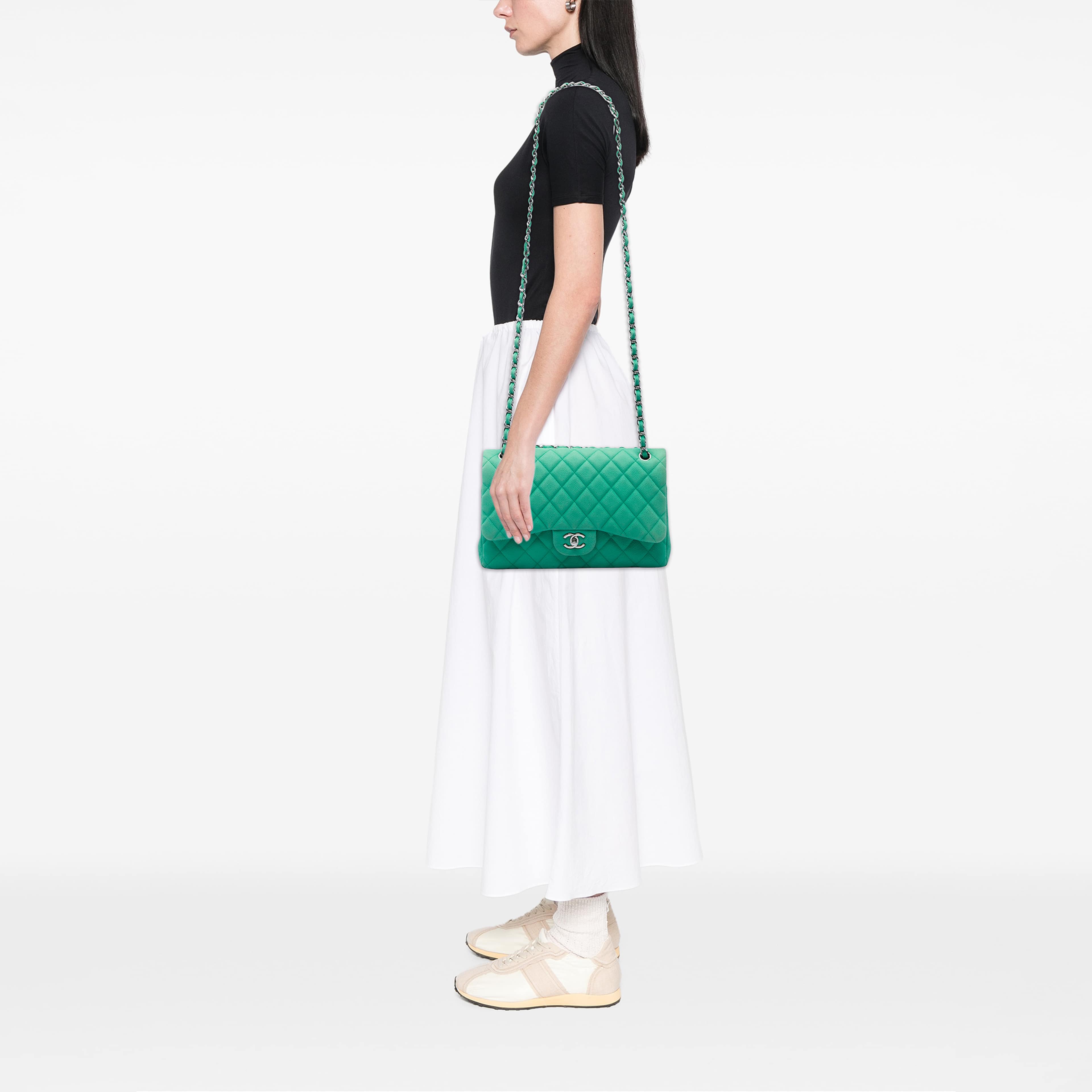 Chanel Jumbo Classic Caviar Double Flap, från Luxclusif, i färgen grön. Klicka för att öppna bilden i stort format