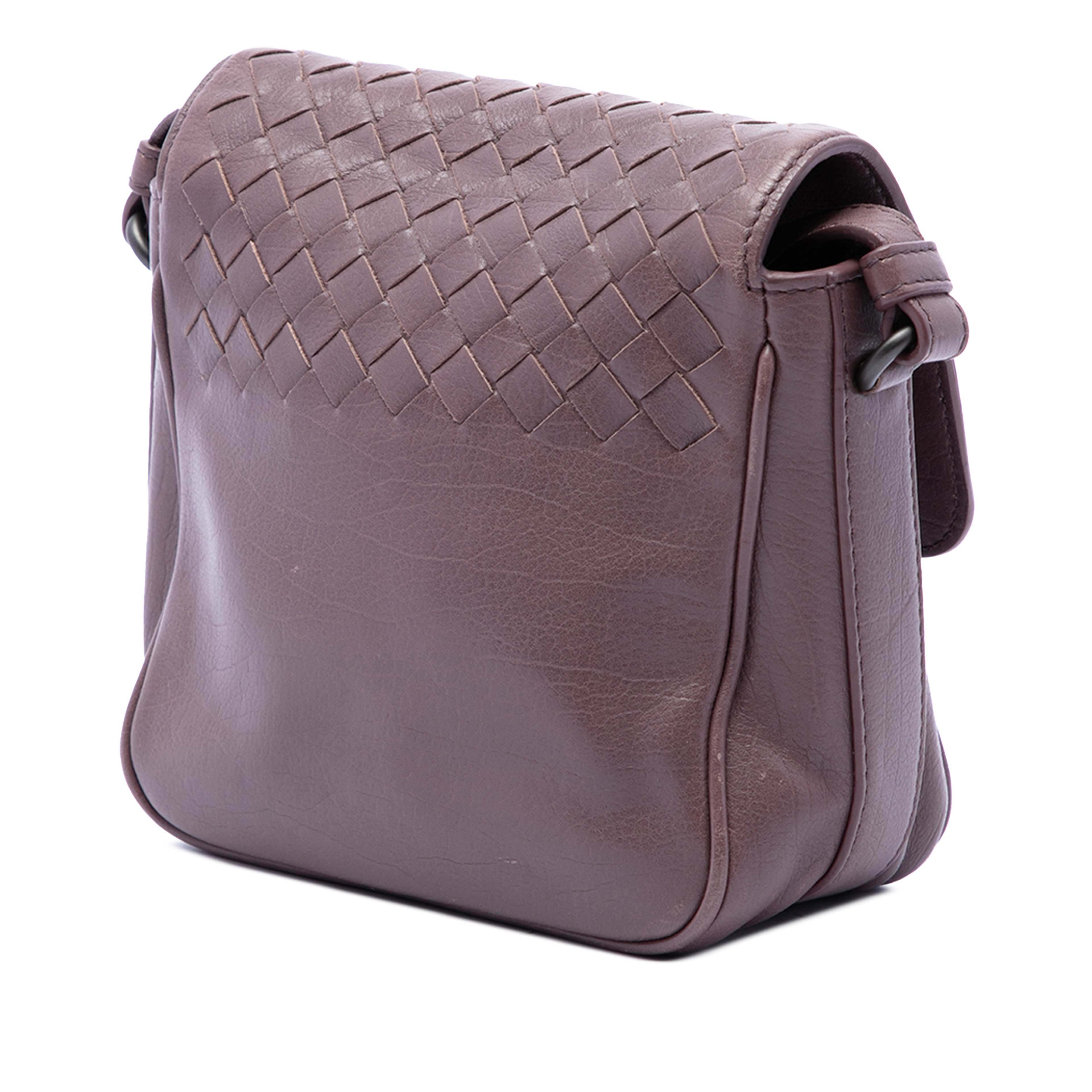 Bottega Veneta Mini Nappa Intrecciato Flap Crossbody, från Luxclusif, i färgen purpur. Klicka för att öppna bilden i stort format