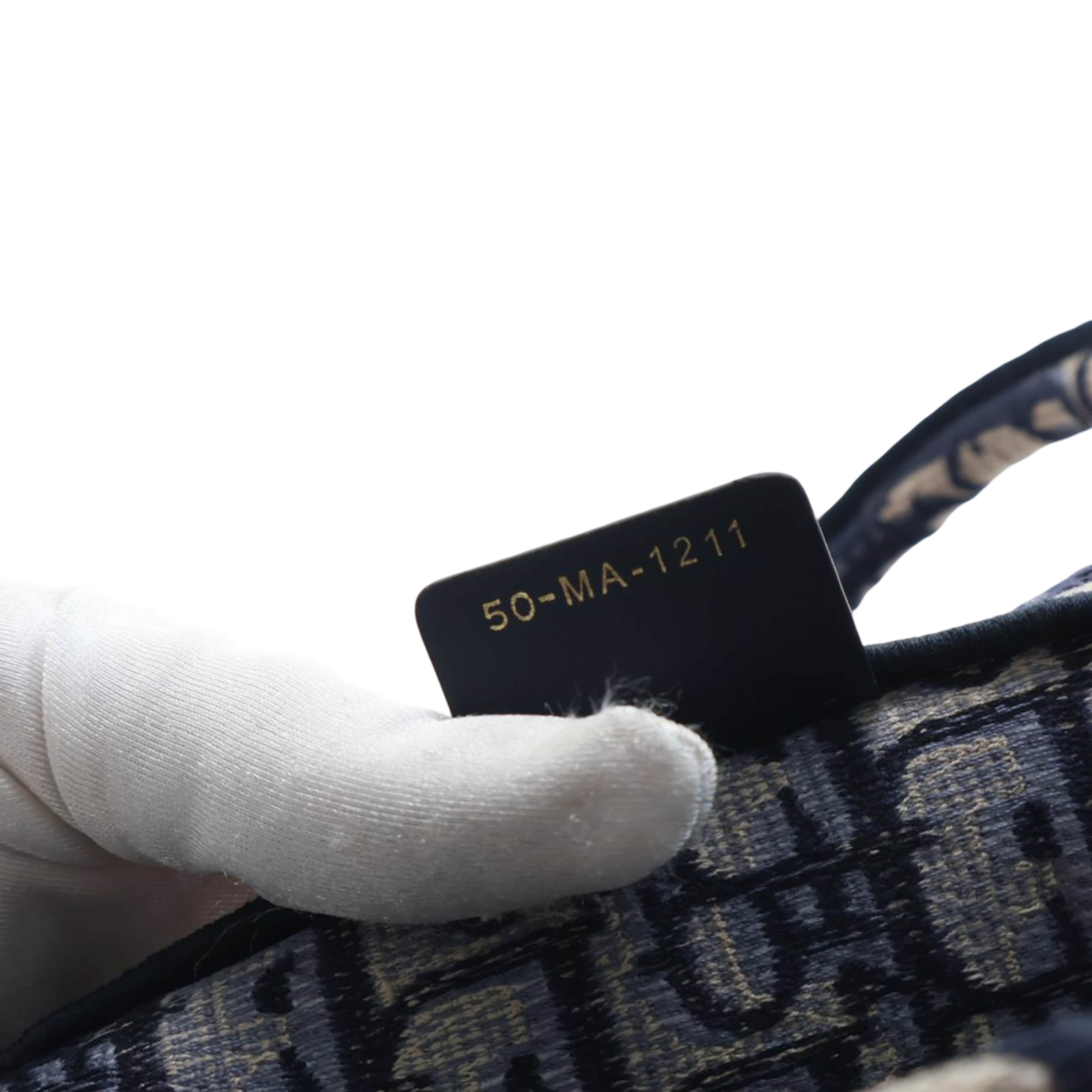 Dior Large Oblique Embroidered Canvas Book Tote, från Luxclusif, i färgen navy. Klicka för att öppna bilden i stort format