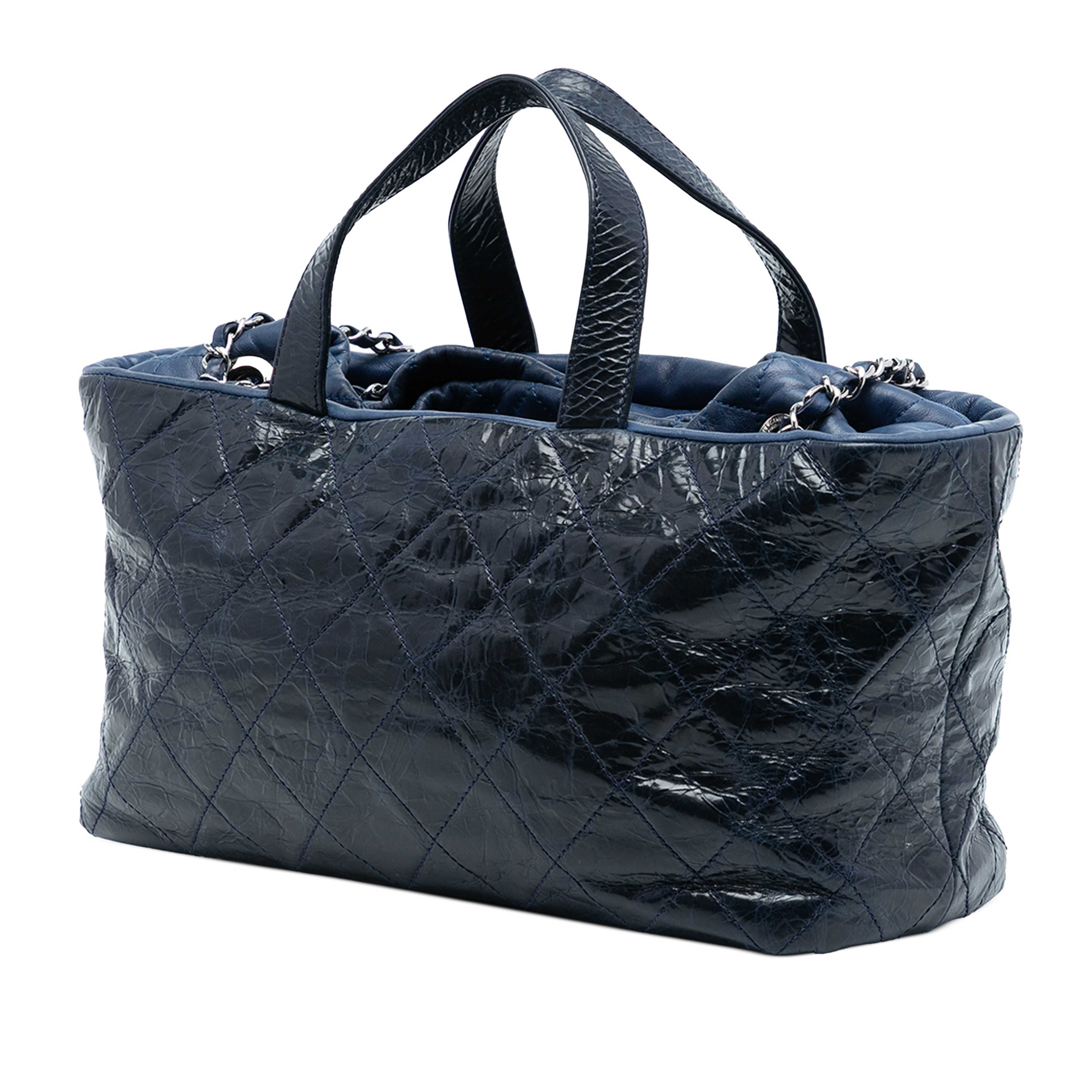 Chanel Cc Quilted Glazed Calfskin Portobello Tote, från Luxclusif, i färgen navy. Klicka för att öppna bilden i stort format