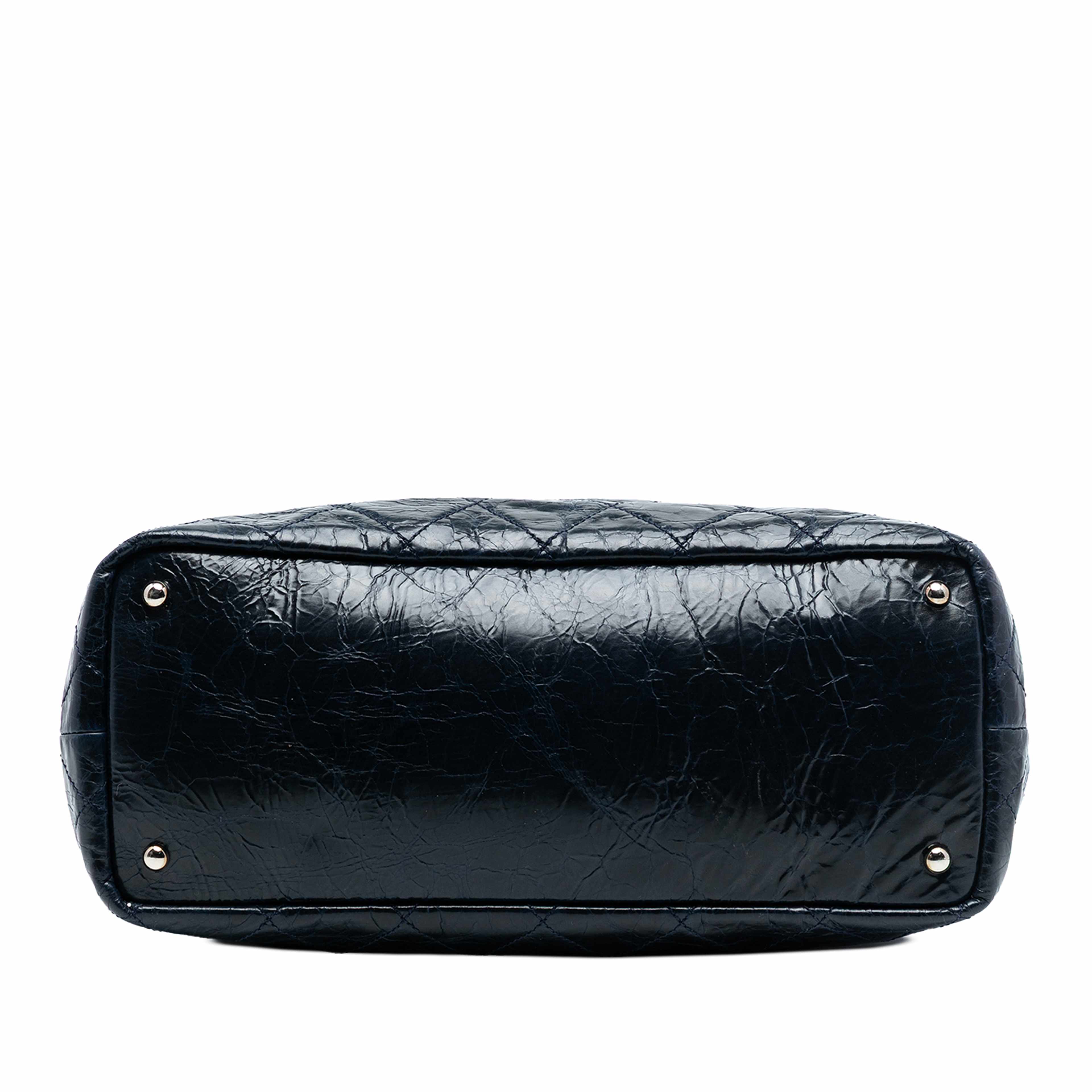 Chanel Cc Quilted Glazed Calfskin Portobello Tote, från Luxclusif, i färgen navy. Klicka för att öppna bilden i stort format