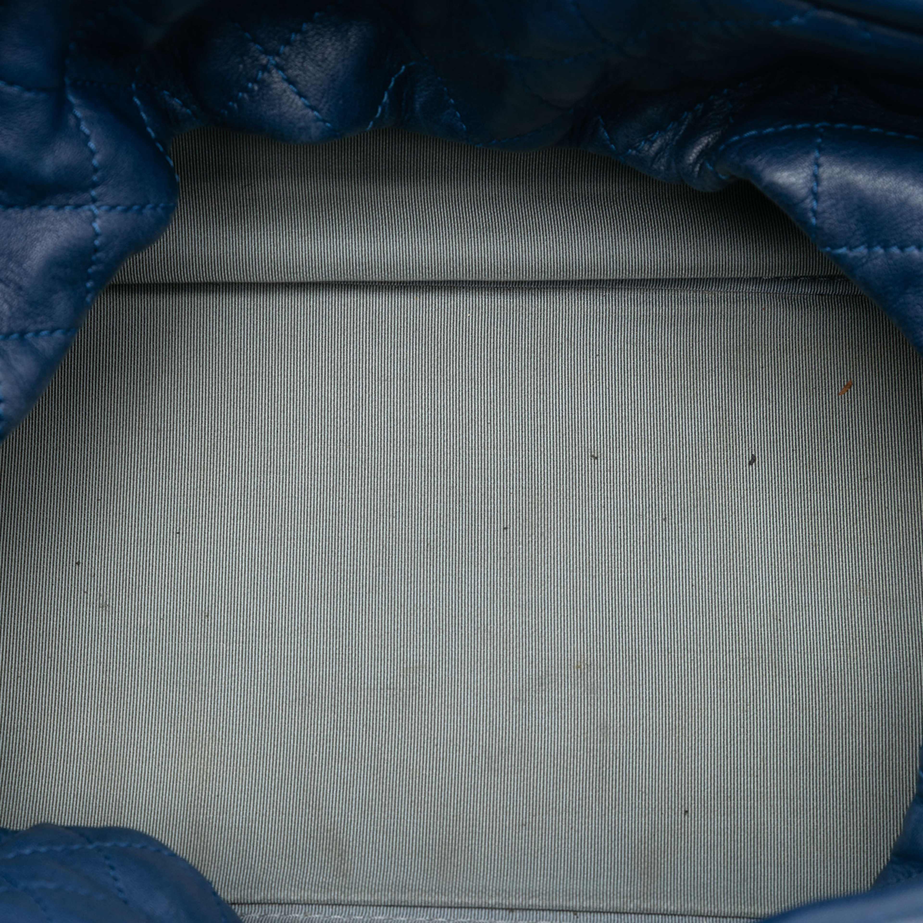 Chanel Cc Quilted Glazed Calfskin Portobello Tote, från Luxclusif, i färgen navy. Klicka för att öppna bilden i stort format