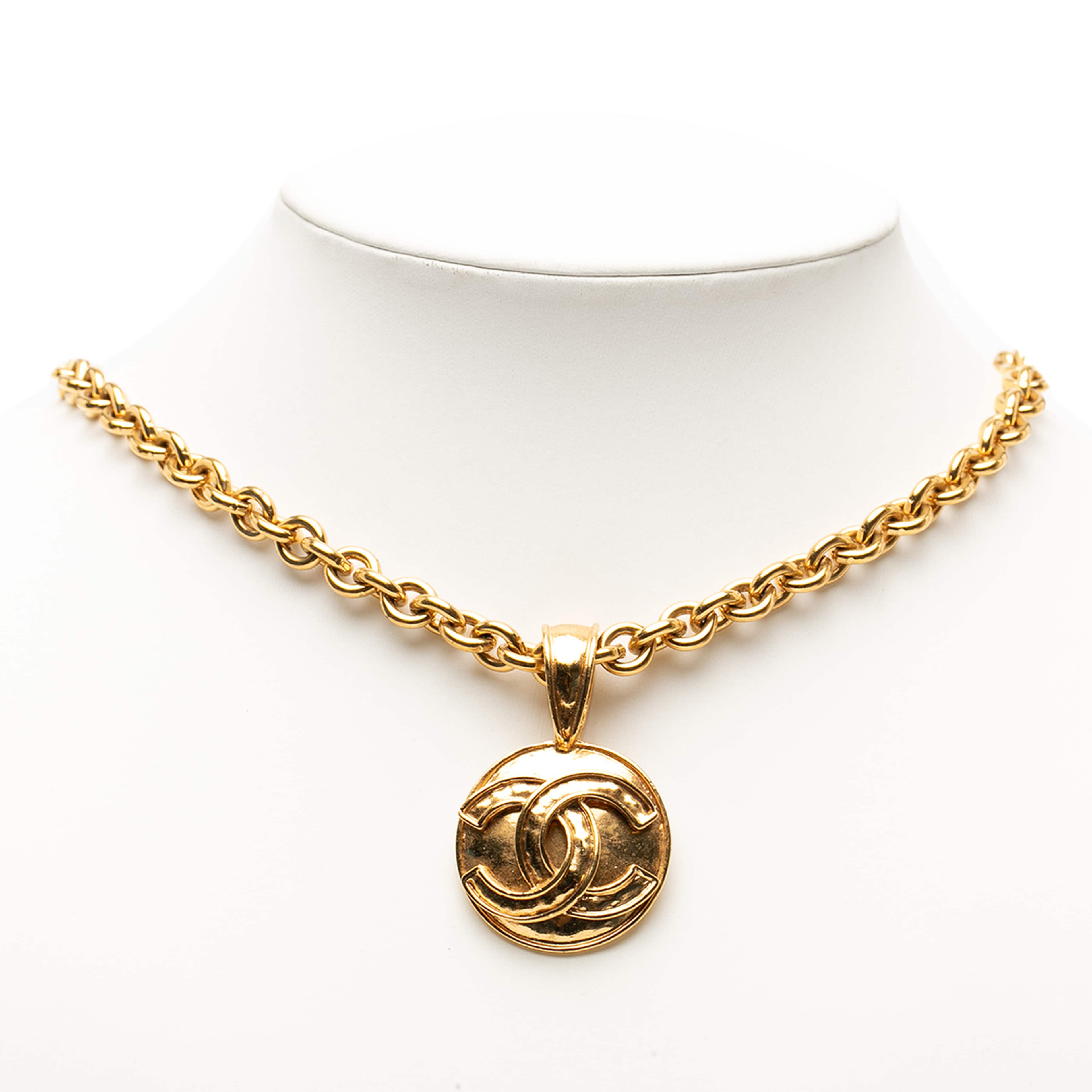 Chanel Cc Gold Plated Round Pendant Necklace, från Luxclusif, i färgen gold. Klicka för att öppna bilden i stort format