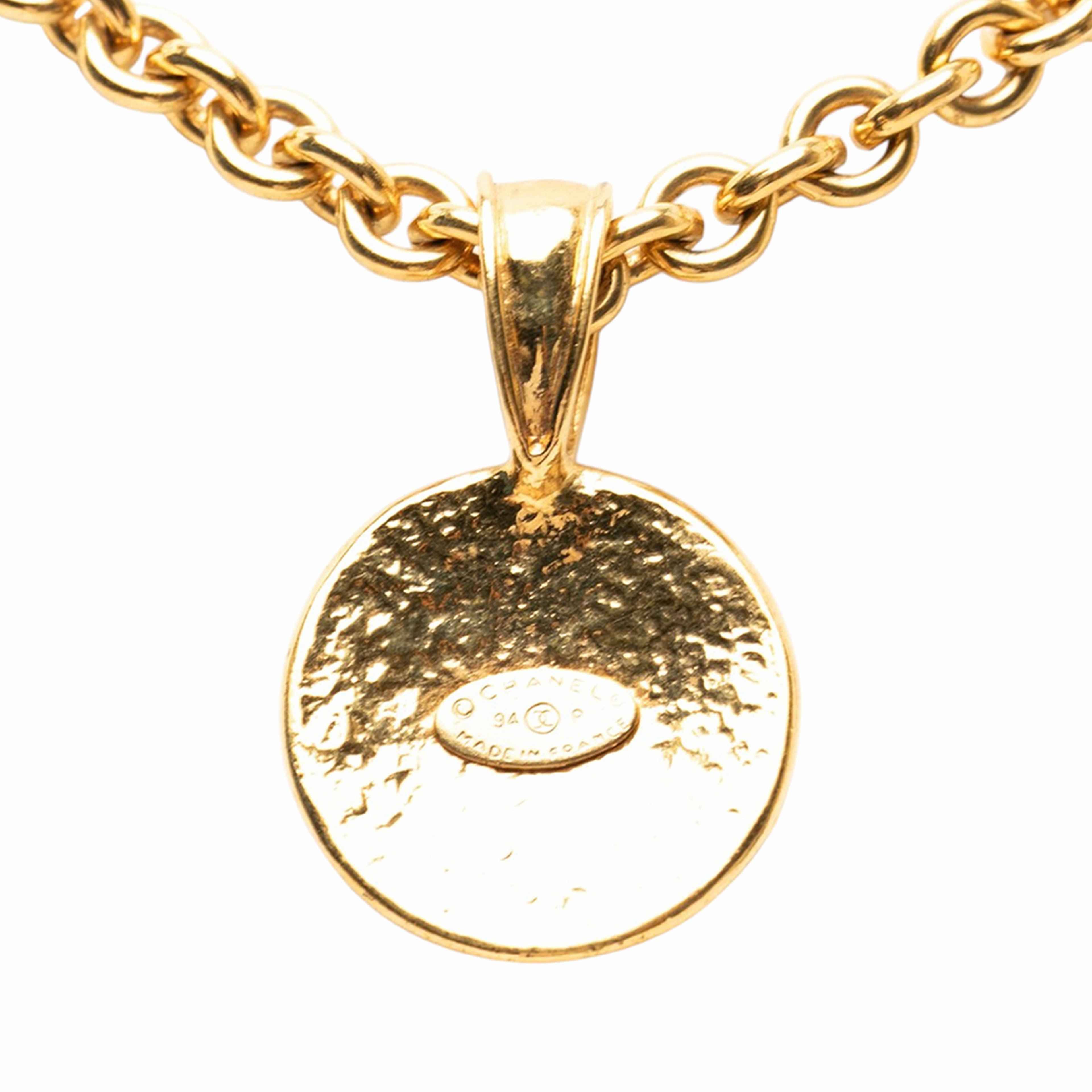 Chanel Cc Gold Plated Round Pendant Necklace, från Luxclusif, i färgen gold. Klicka för att öppna bilden i stort format