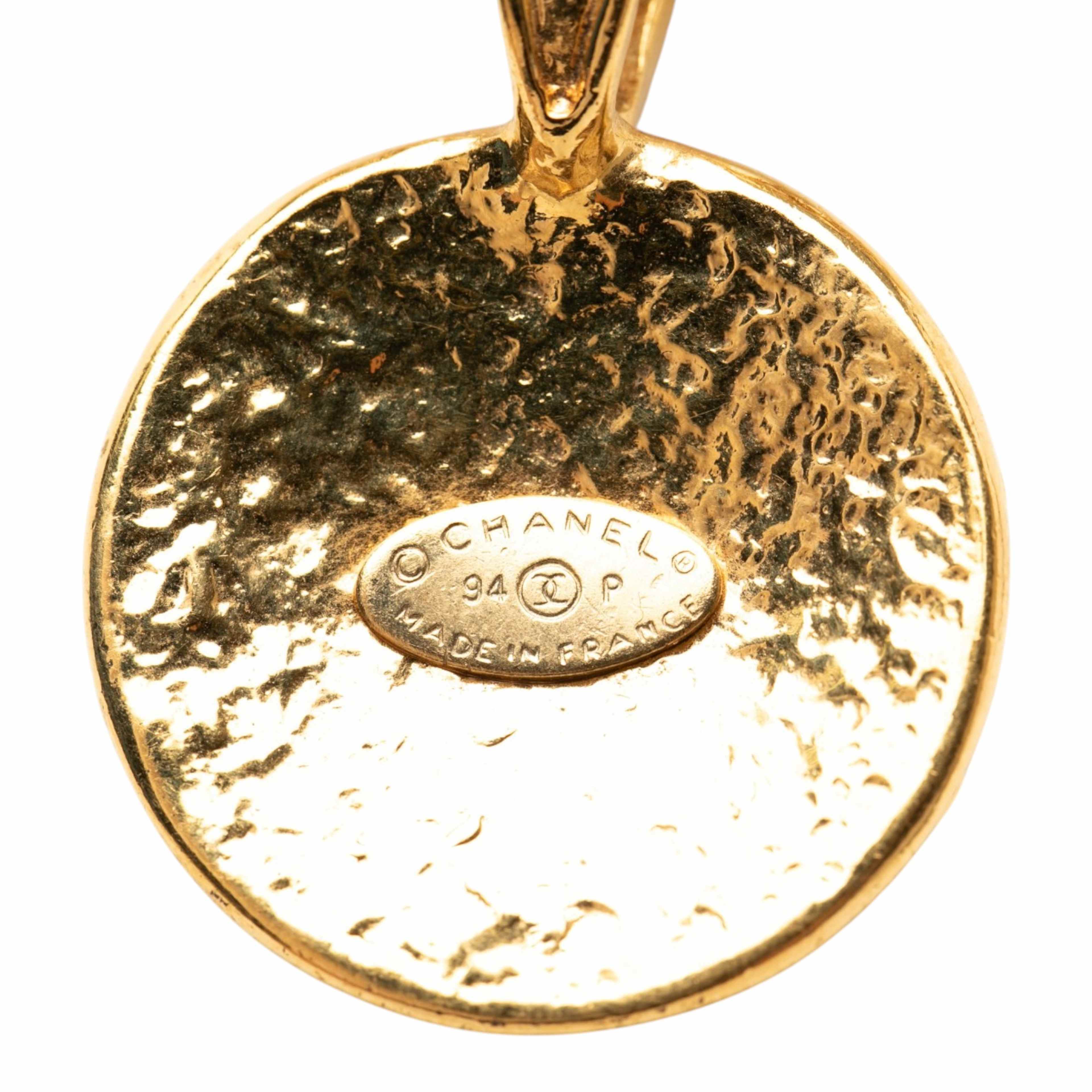 Chanel Cc Gold Plated Round Pendant Necklace, från Luxclusif, i färgen guld. Klicka för att öppna bilden i stort format
