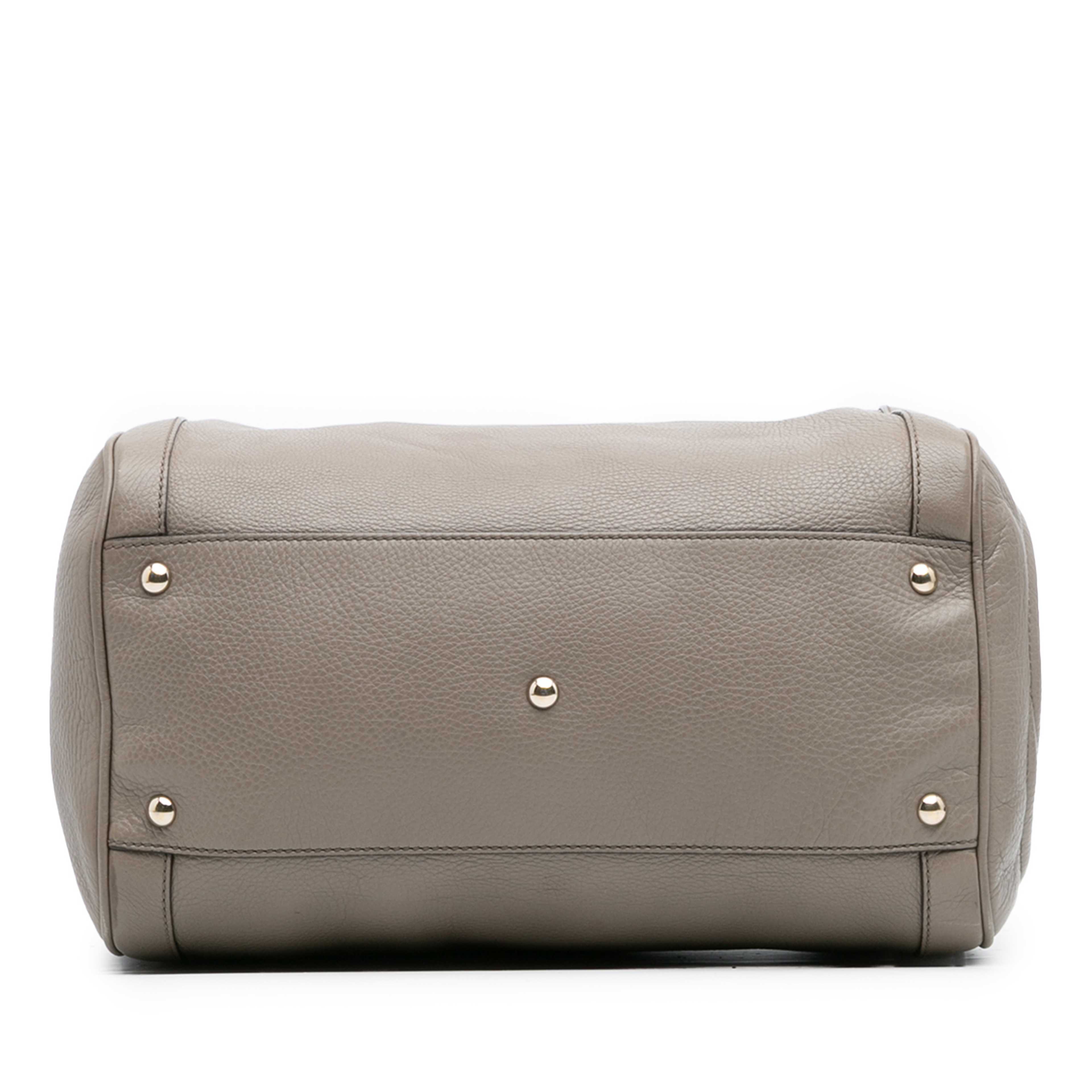 Gucci Medium Pebbled Calfskin Soho Boston Bag, från Luxclusif, i färgen grå. Klicka för att öppna bilden i stort format
