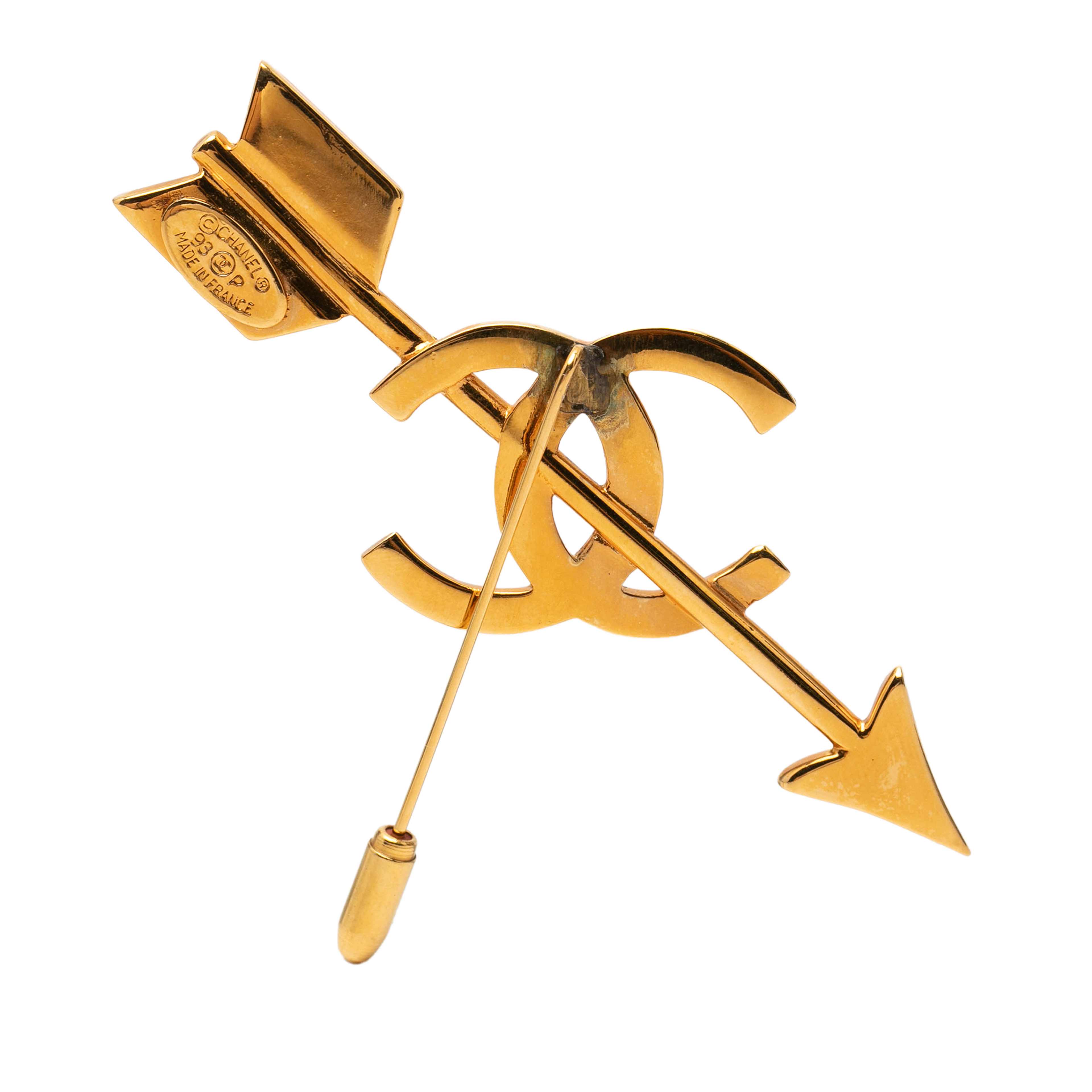 Chanel Cc Gold Plated Arrow Pin Brooch, från Luxclusif, i färgen guld. Klicka för att öppna bilden i stort format