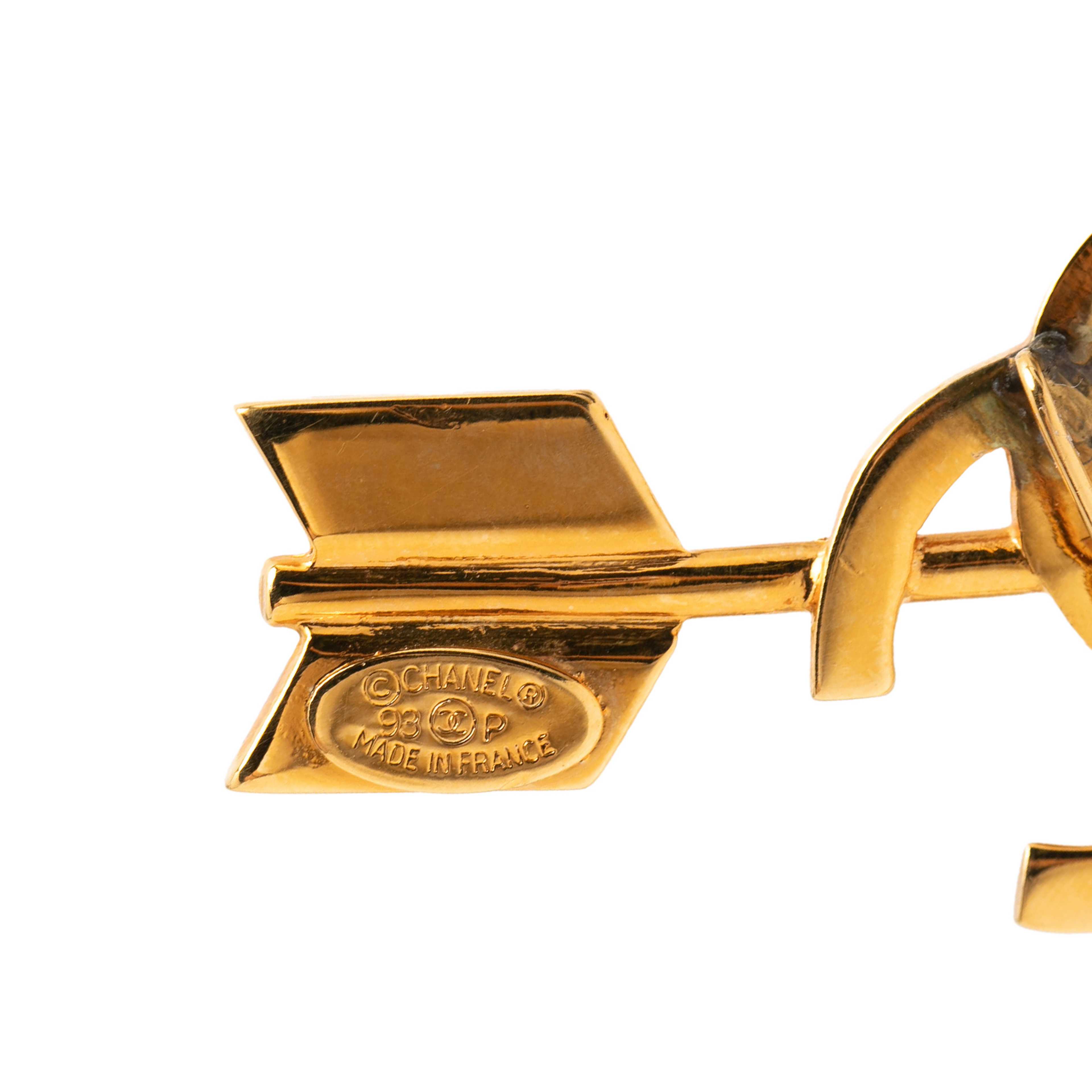 Chanel Cc Gold Plated Arrow Pin Brooch, från Luxclusif, i färgen guld. Klicka för att öppna bilden i stort format