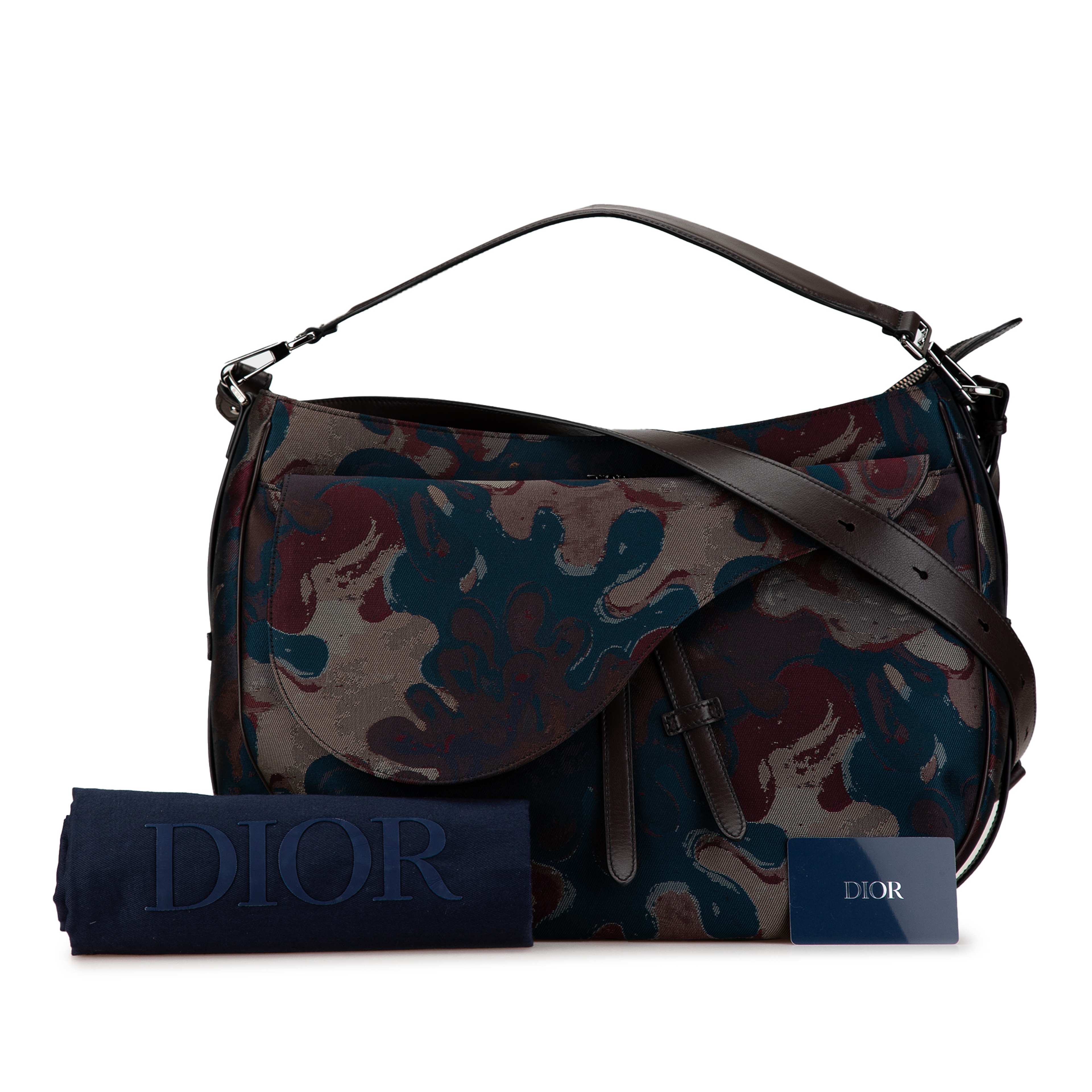 Dior Peter Doig Denim Camouflage Soft Saddle Bag, från Luxclusif, i färgen brun. Klicka för att öppna bilden i stort format