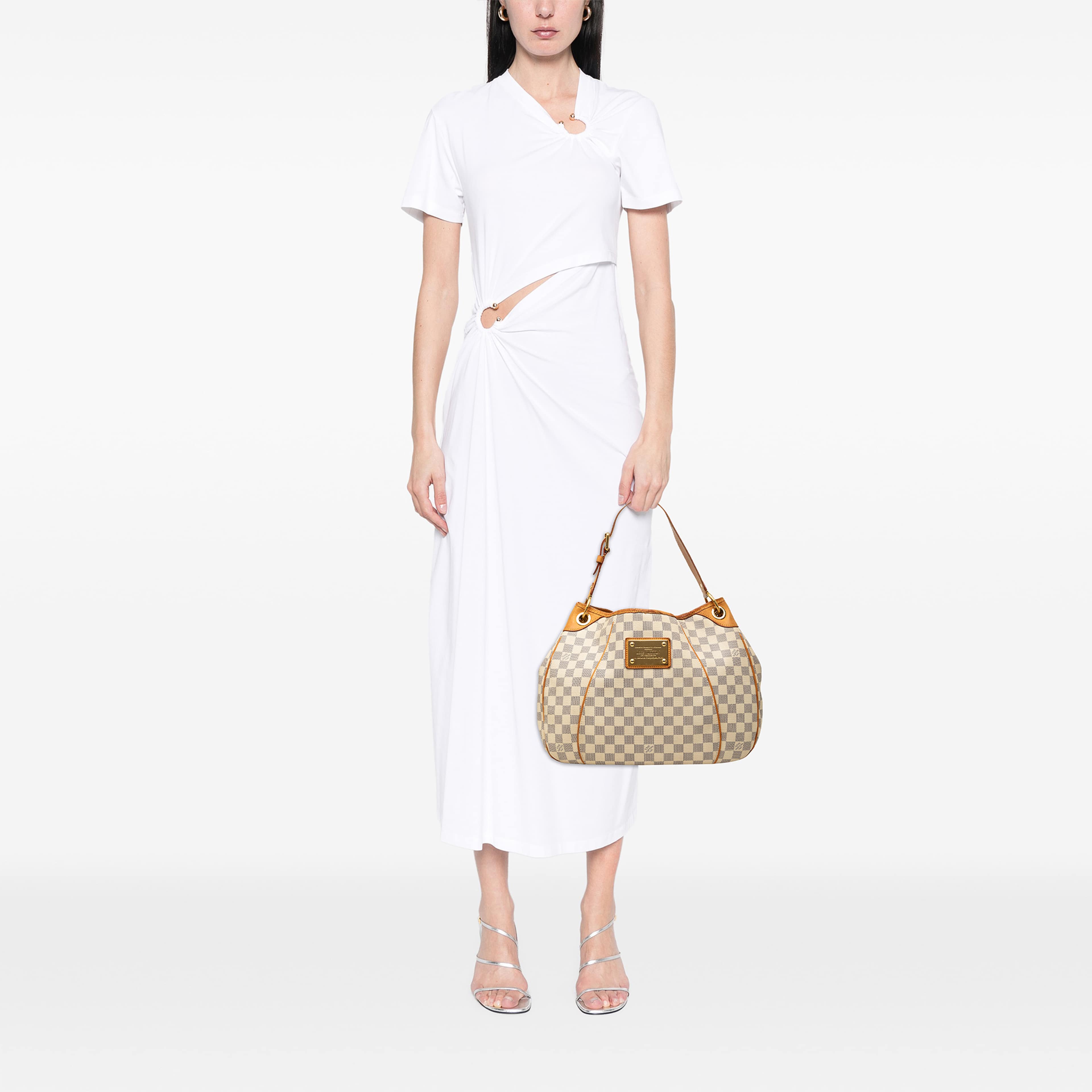 Louis Vuitton Damier Azur Galliera Pm, från Luxclusif, i färgen vit. Klicka för att öppna bilden i stort format