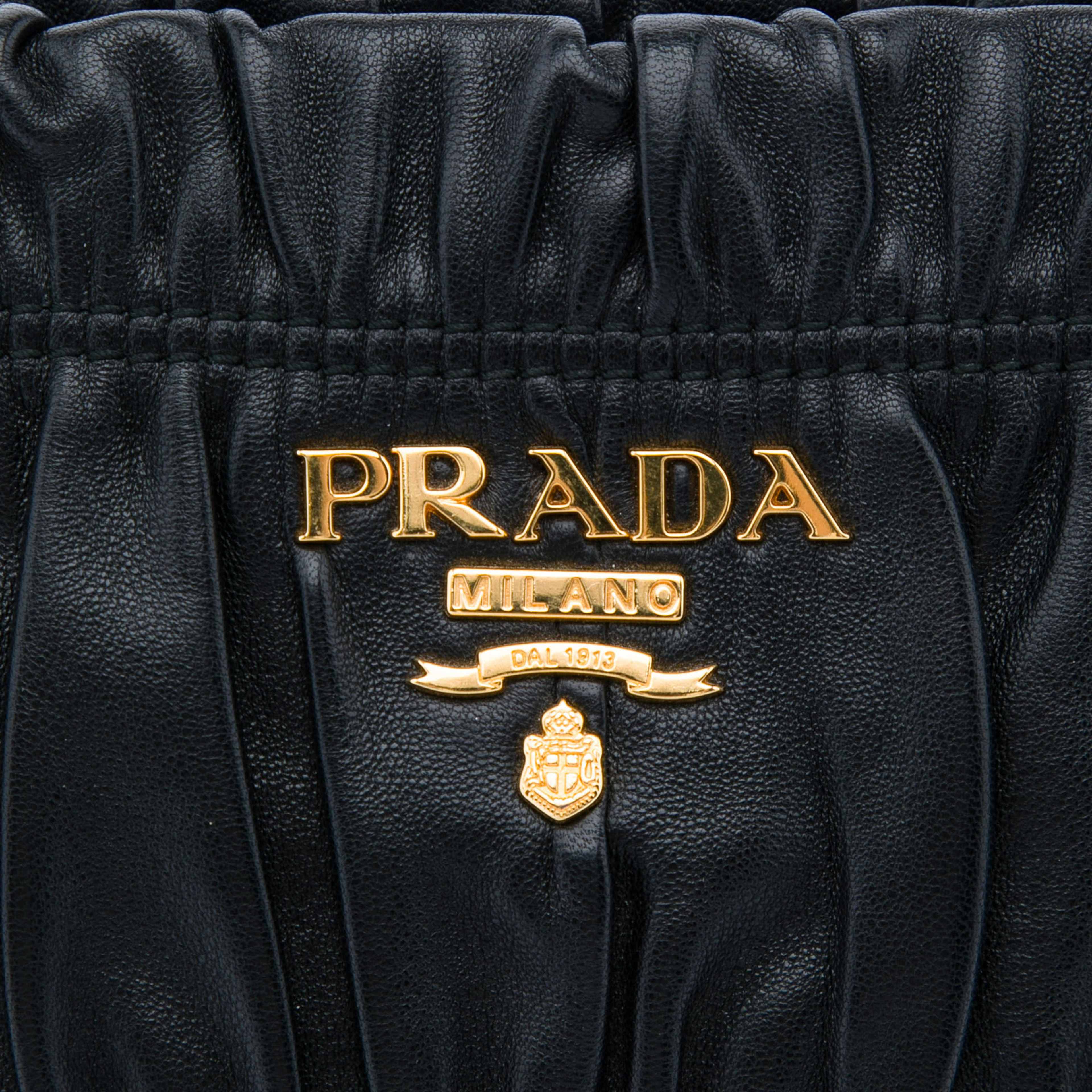 Prada Nappa Gaufre Clutch, från Luxclusif, i färgen svart. Klicka för att öppna bilden i stort format