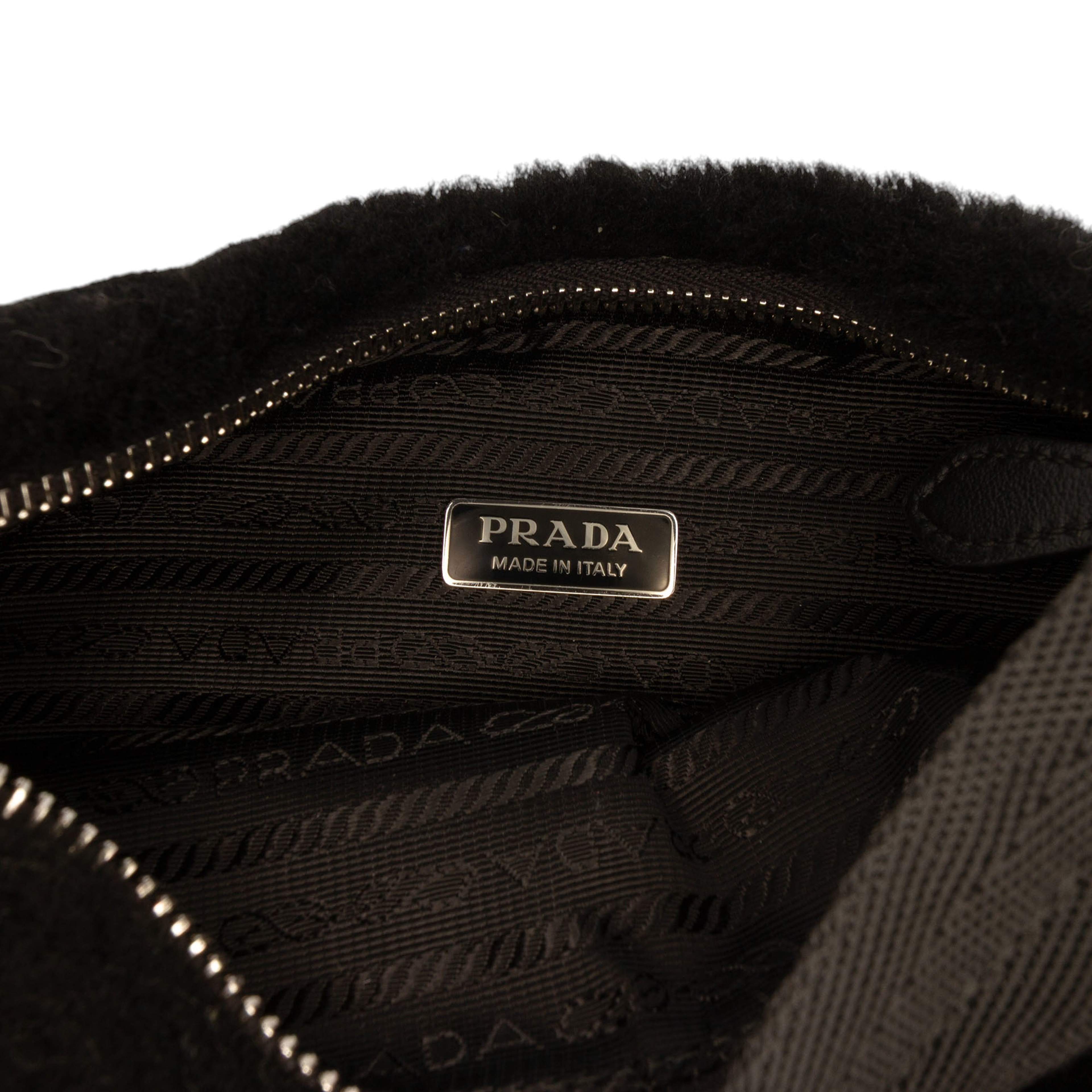 Prada Mini Terry Re Edition 2000 Shoulder Bag, från Luxclusif, i färgen black. Klicka för att öppna bilden i stort format