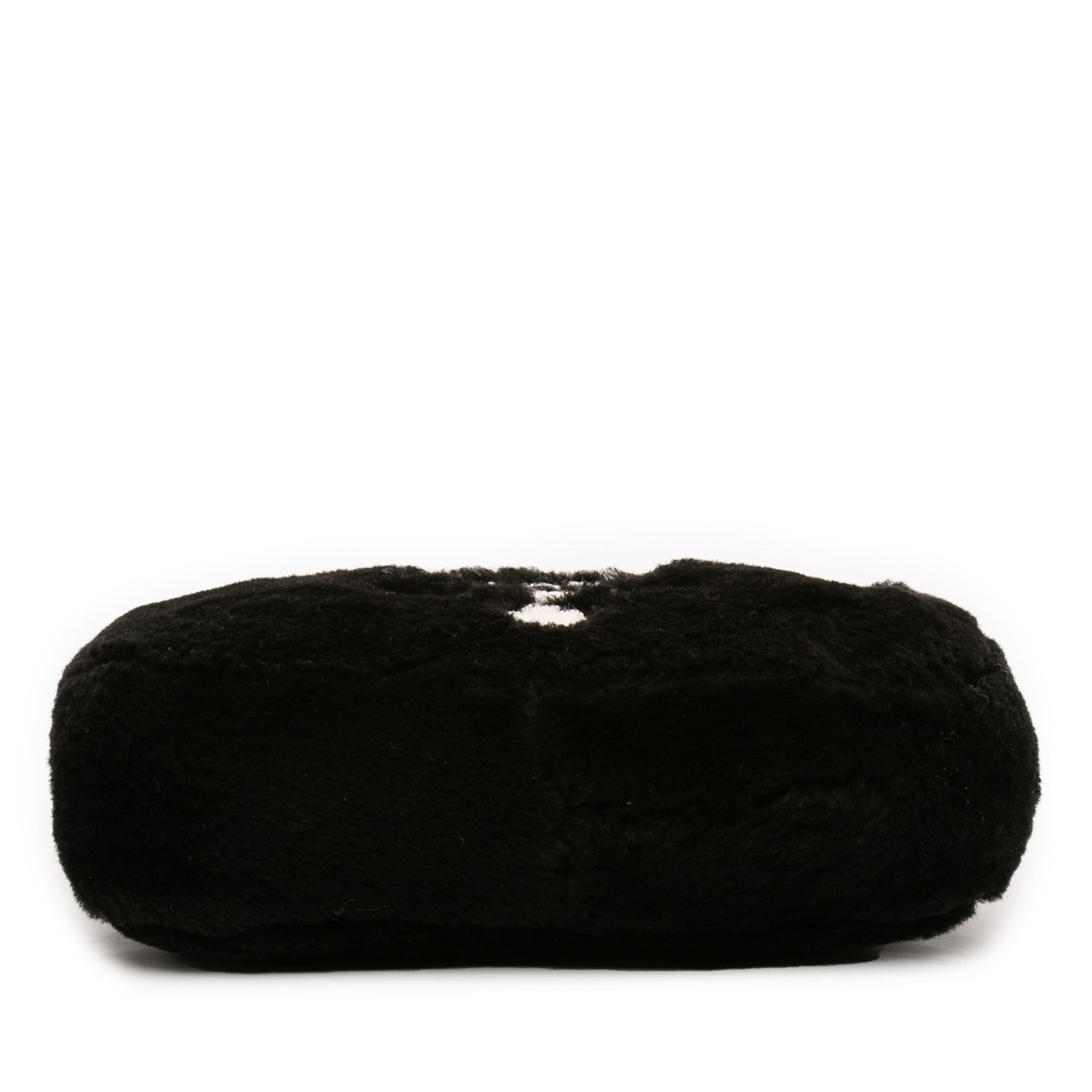 Prada Mini Terry Re Edition 2000 Shoulder Bag, från Luxclusif, i färgen black. Klicka för att öppna bilden i stort format