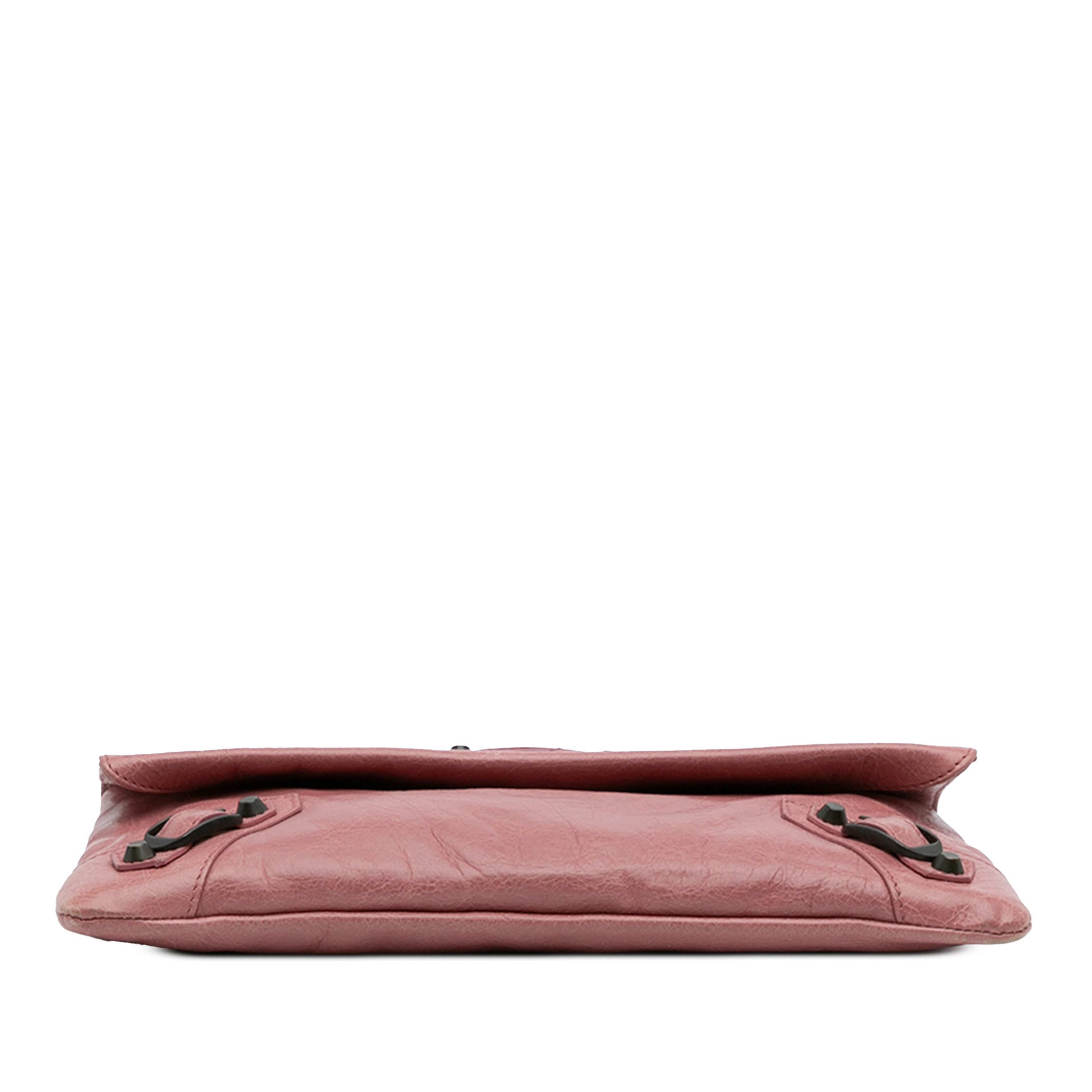Balenciaga Lambskin Motocross Classic Envelope Clutch, från Luxclusif, i färgen pink. Klicka för att öppna bilden i stort format