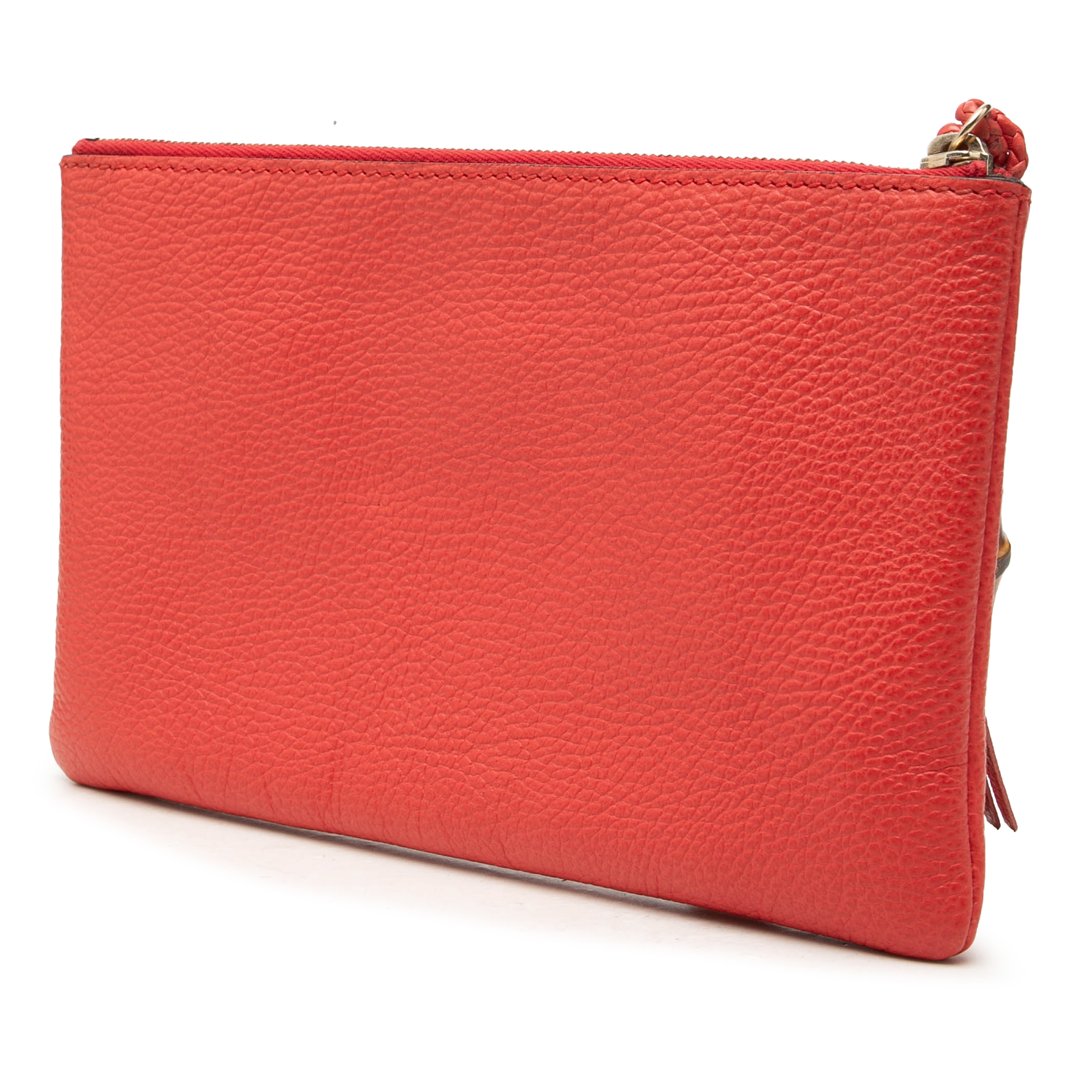 Gucci Calfskin Bamboo Clutch, från Luxclusif, i färgen röd. Klicka för att öppna bilden i stort format
