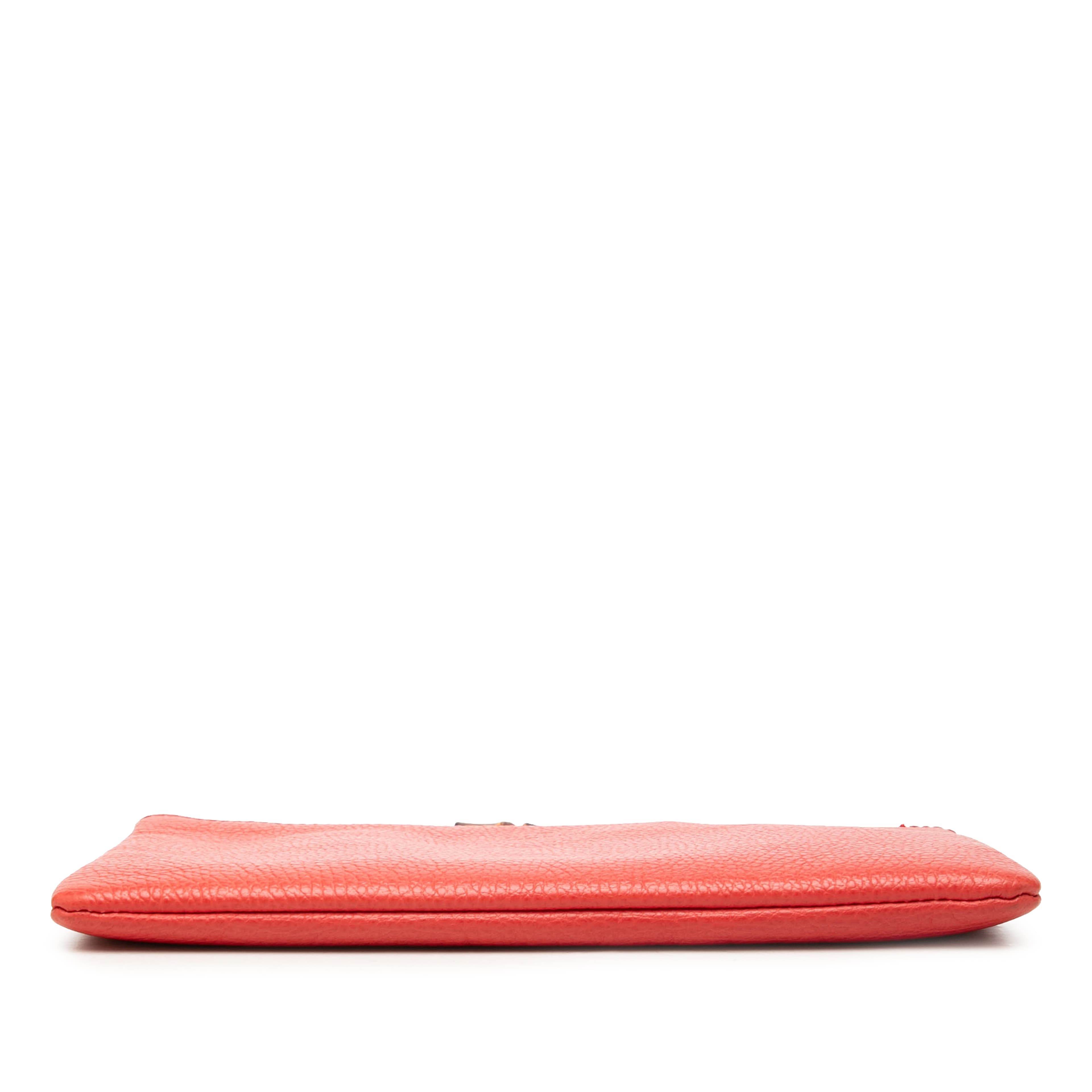 Gucci Calfskin Bamboo Clutch, från Luxclusif, i färgen röd. Klicka för att öppna bilden i stort format