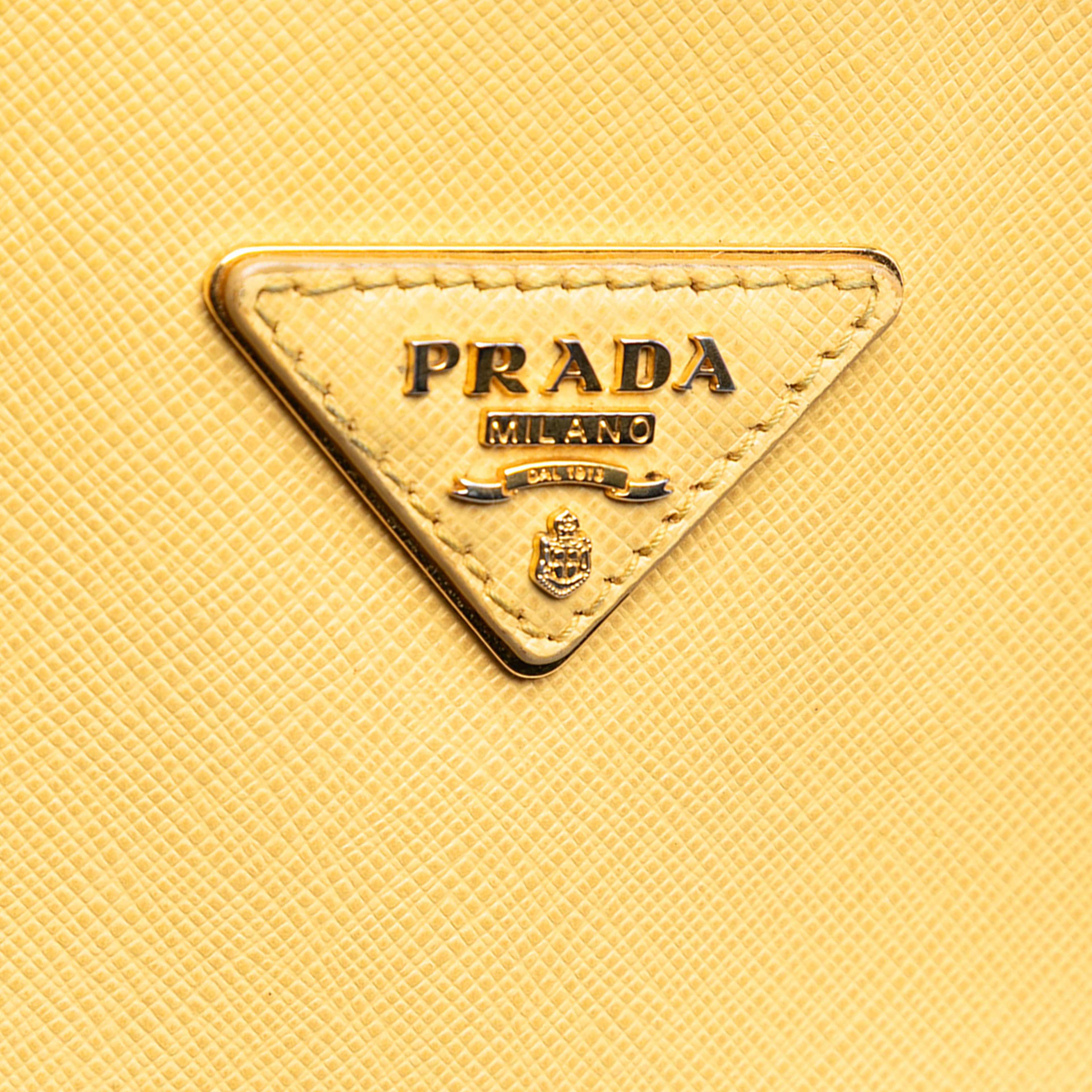 Prada Saffiano Lux Pyramid Frame Satchel, från Luxclusif, i färgen yellow. Klicka för att öppna bilden i stort format