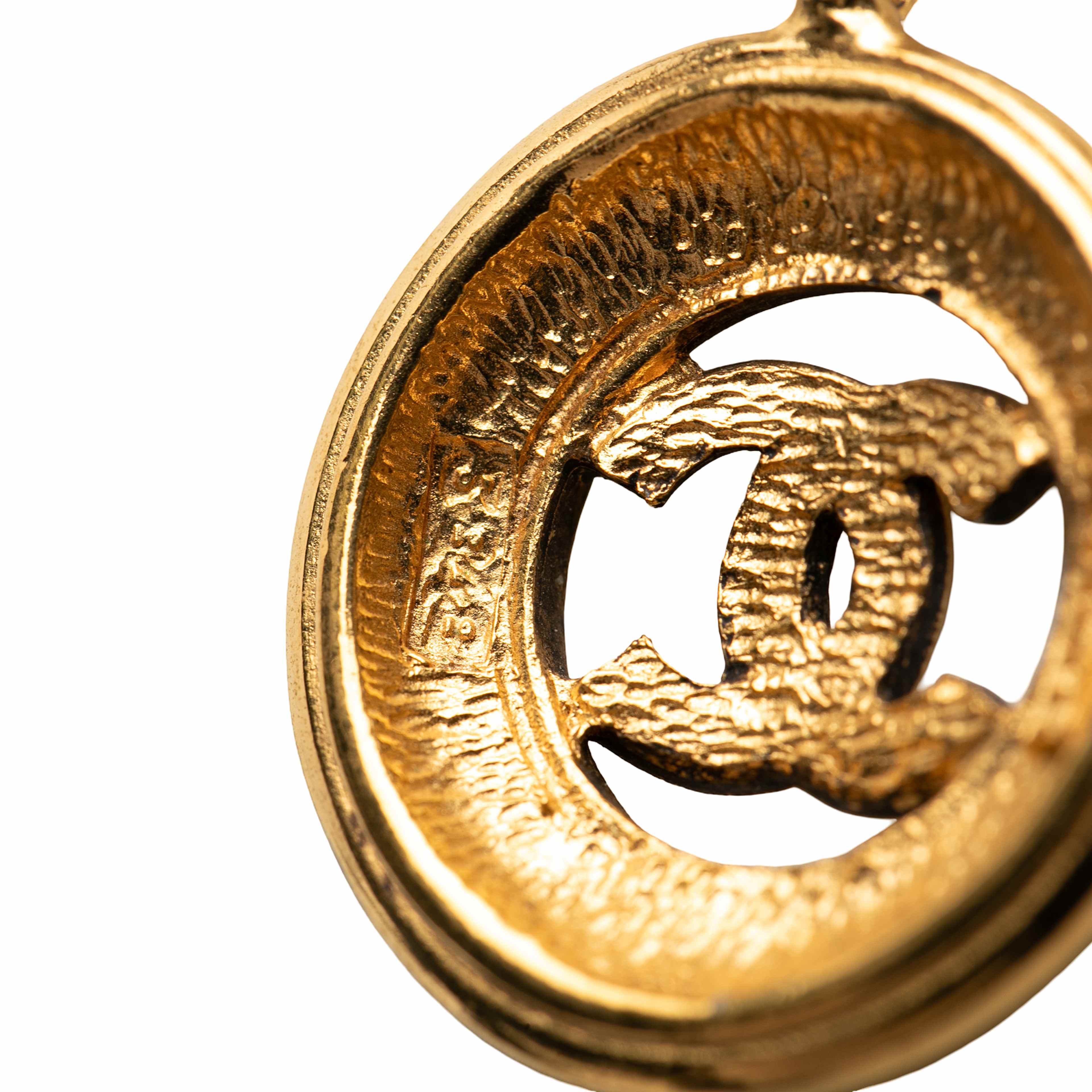 Chanel Cc Gold Plated Sunburst Medallion Pendant Necklace, från Luxclusif, i färgen gold. Klicka för att öppna bilden i stort format