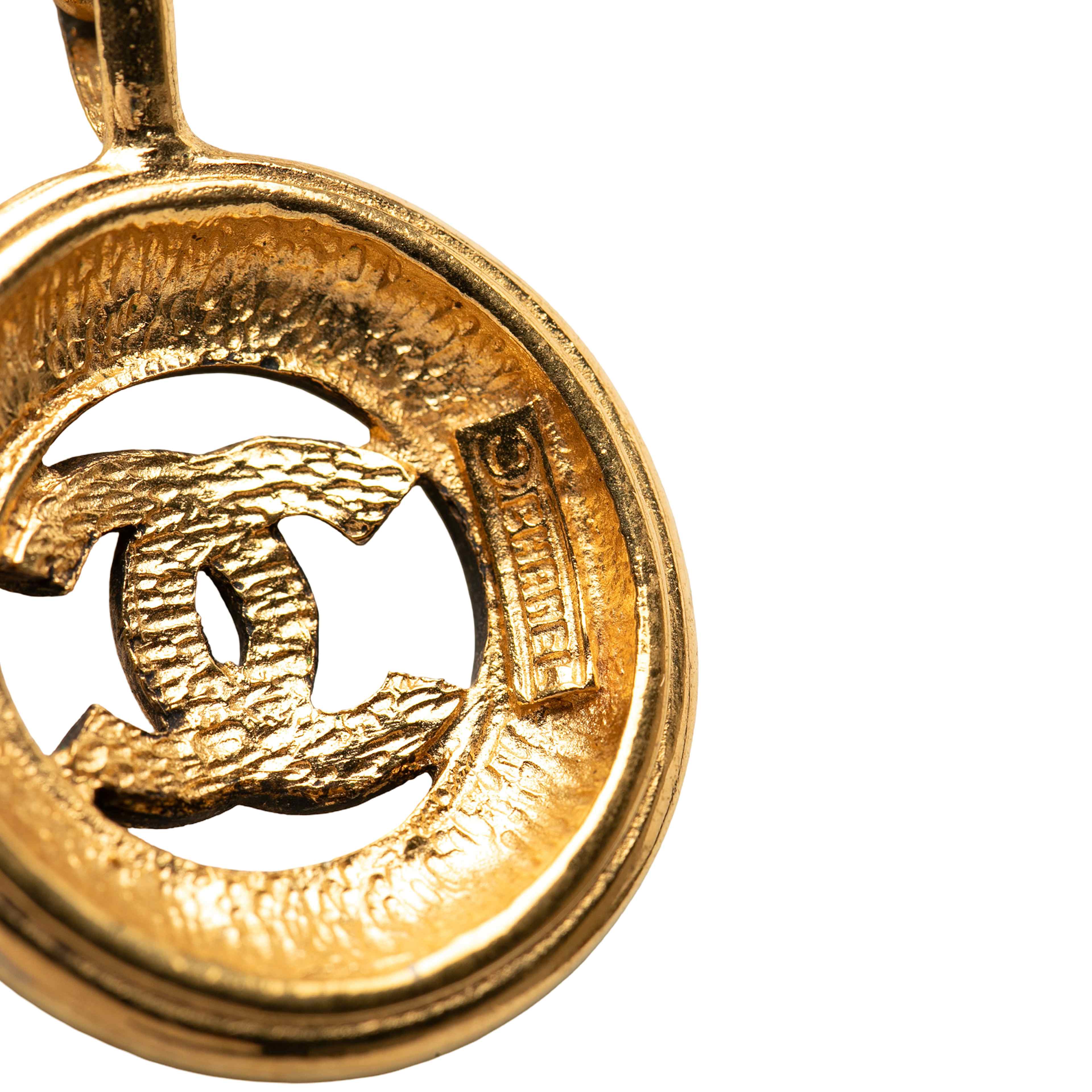 Chanel Cc Gold Plated Sunburst Medallion Pendant Necklace, från Luxclusif, i färgen gold. Klicka för att öppna bilden i stort format