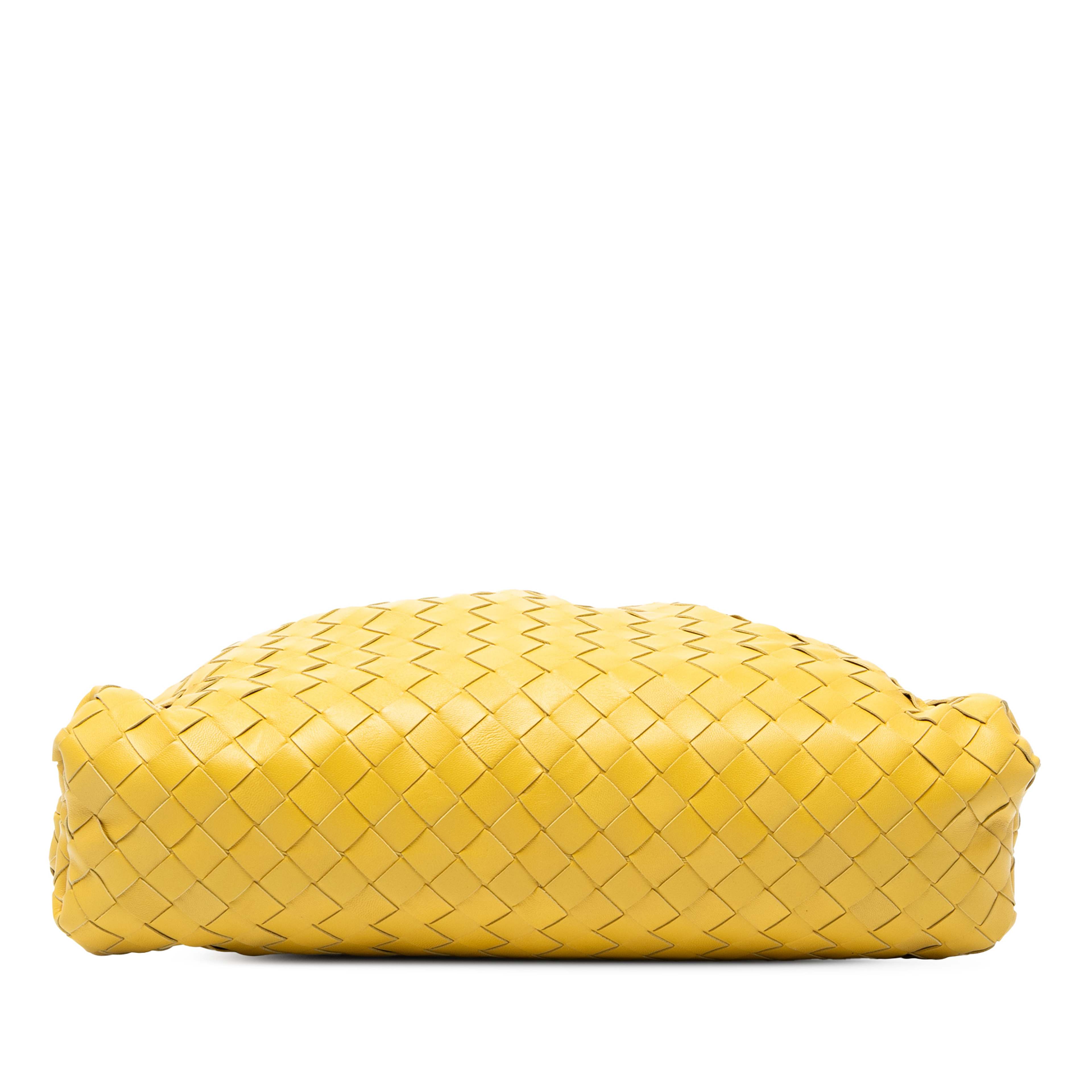 Bottega Veneta Nappa Intrecciato The Pouch, från Luxclusif, i färgen yellow. Klicka för att öppna bilden i stort format